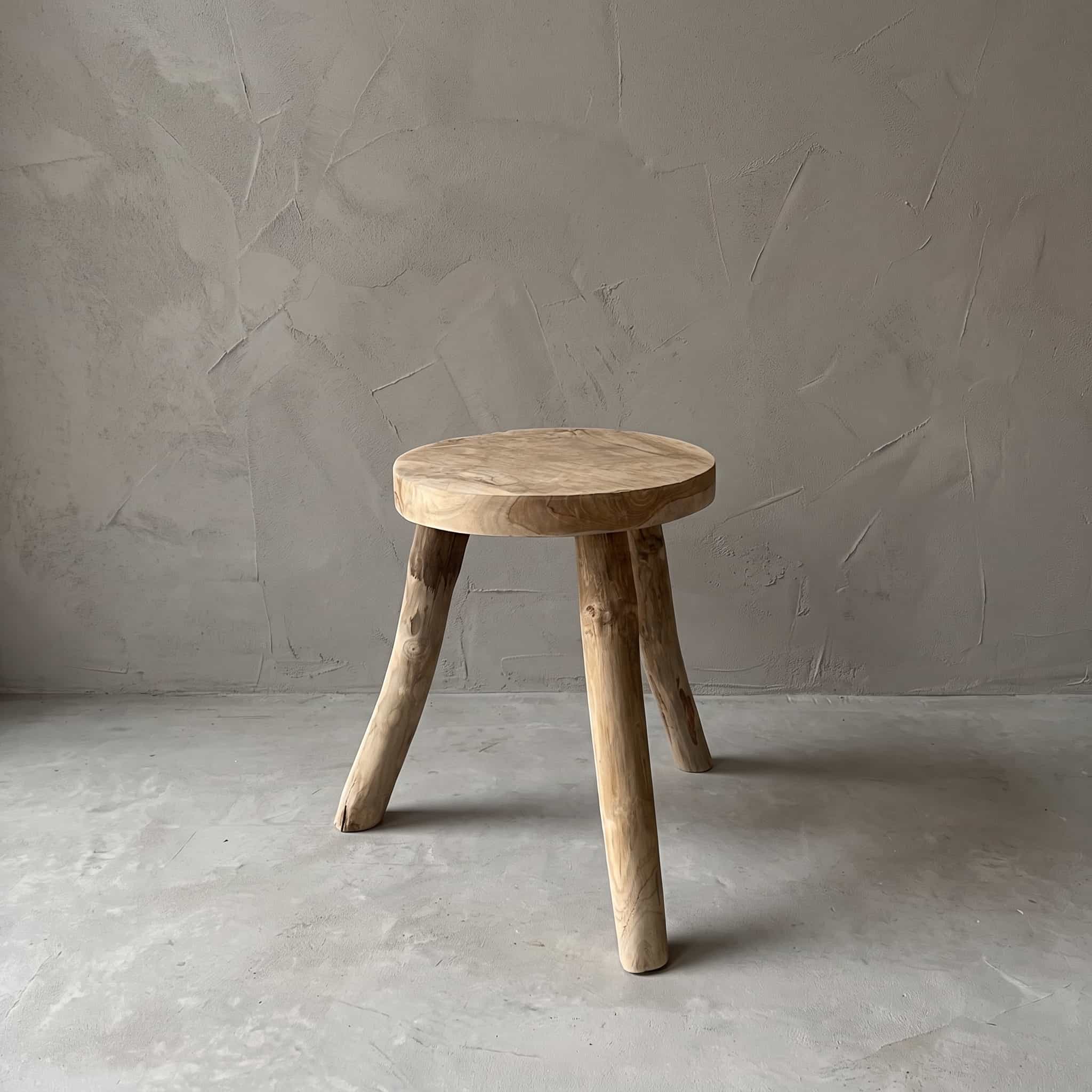 Kruk Roots Semar van gerecycled teak, vooraanzicht van het ronde zitvlak op drie schuin uitstaande poten