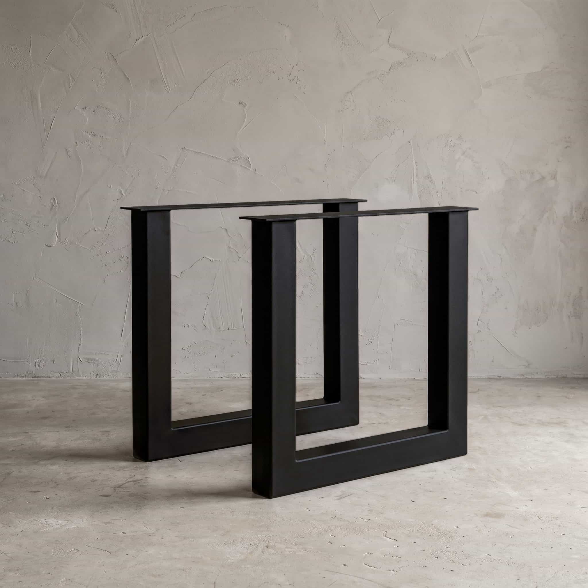 Onderstel U van metaal, gepoedercoat stalen tafelonderstel in Jet Black Fine Texture, schuin vooraanzicht met een tweede frame ernaast