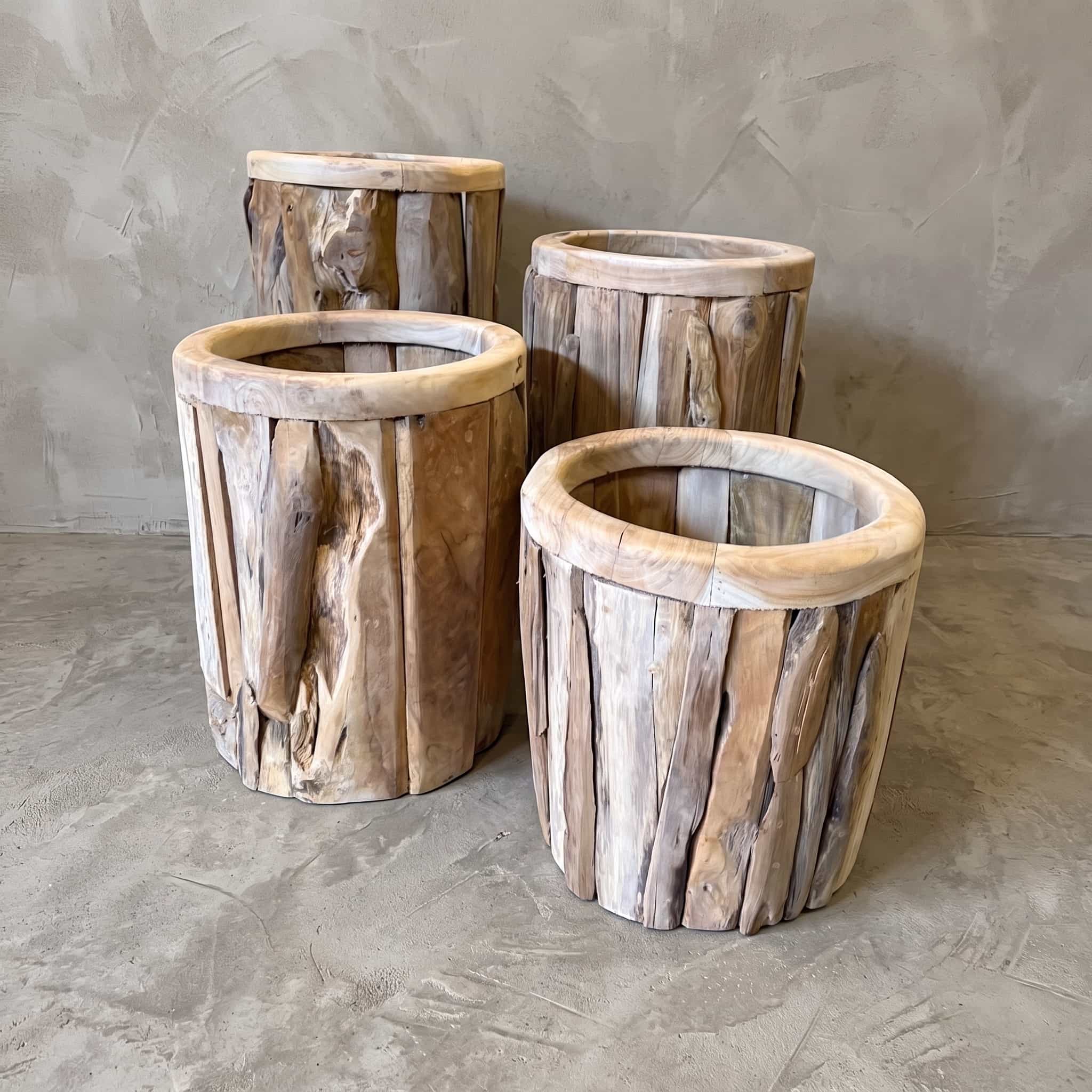 Pot Jono van gerecycled teak, rond, potten uit de serie naast elkaar met staande stukken en een dikke rand