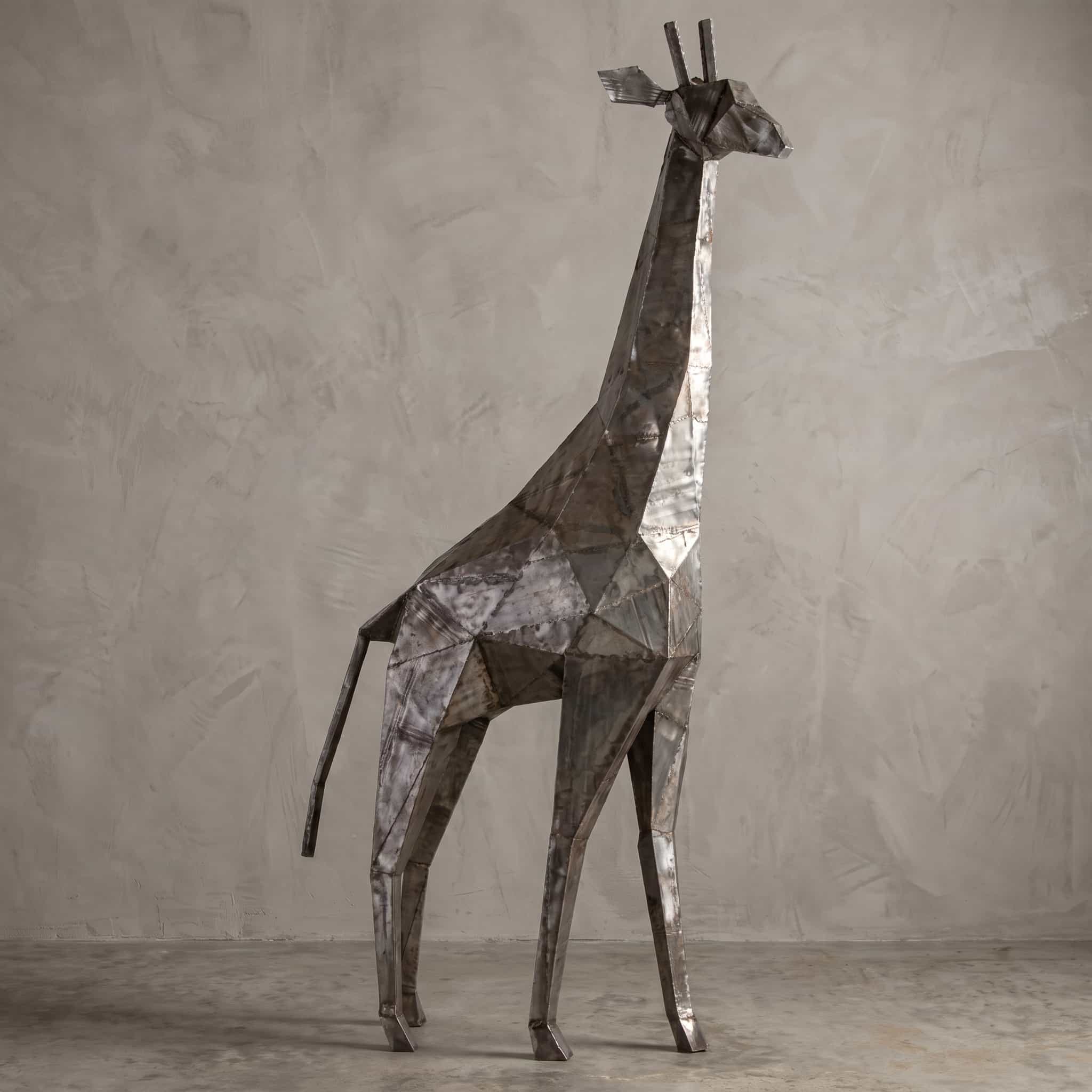 Giraf van metaal, zijaanzicht van de hoekige figuur met lange hals voor een lichte wand