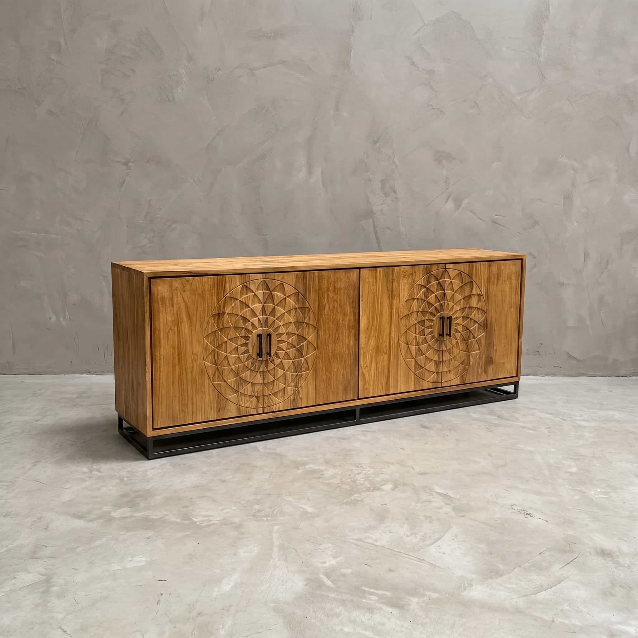 Dressoir Intan van teak in naturel, schuin vooraanzicht met twee gesneden ronde motieven over vier deuren, zwart frame