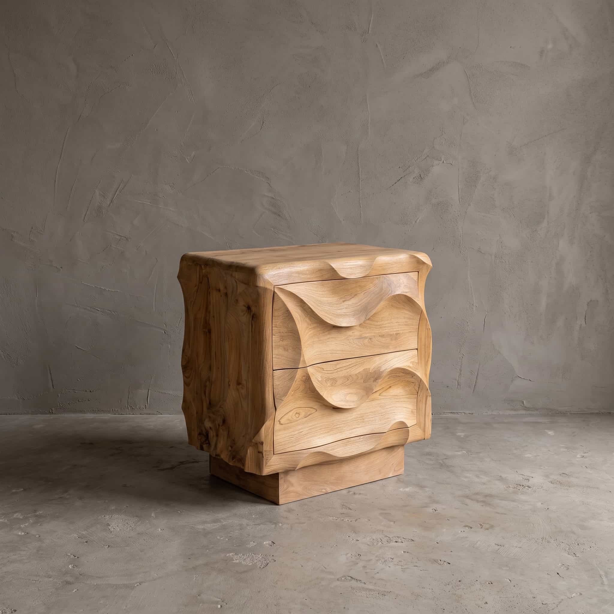 Dressoir Wave van teak, 2 lades, schuin vooraanzicht van de golvende randen en holtes op een teruggezette voet