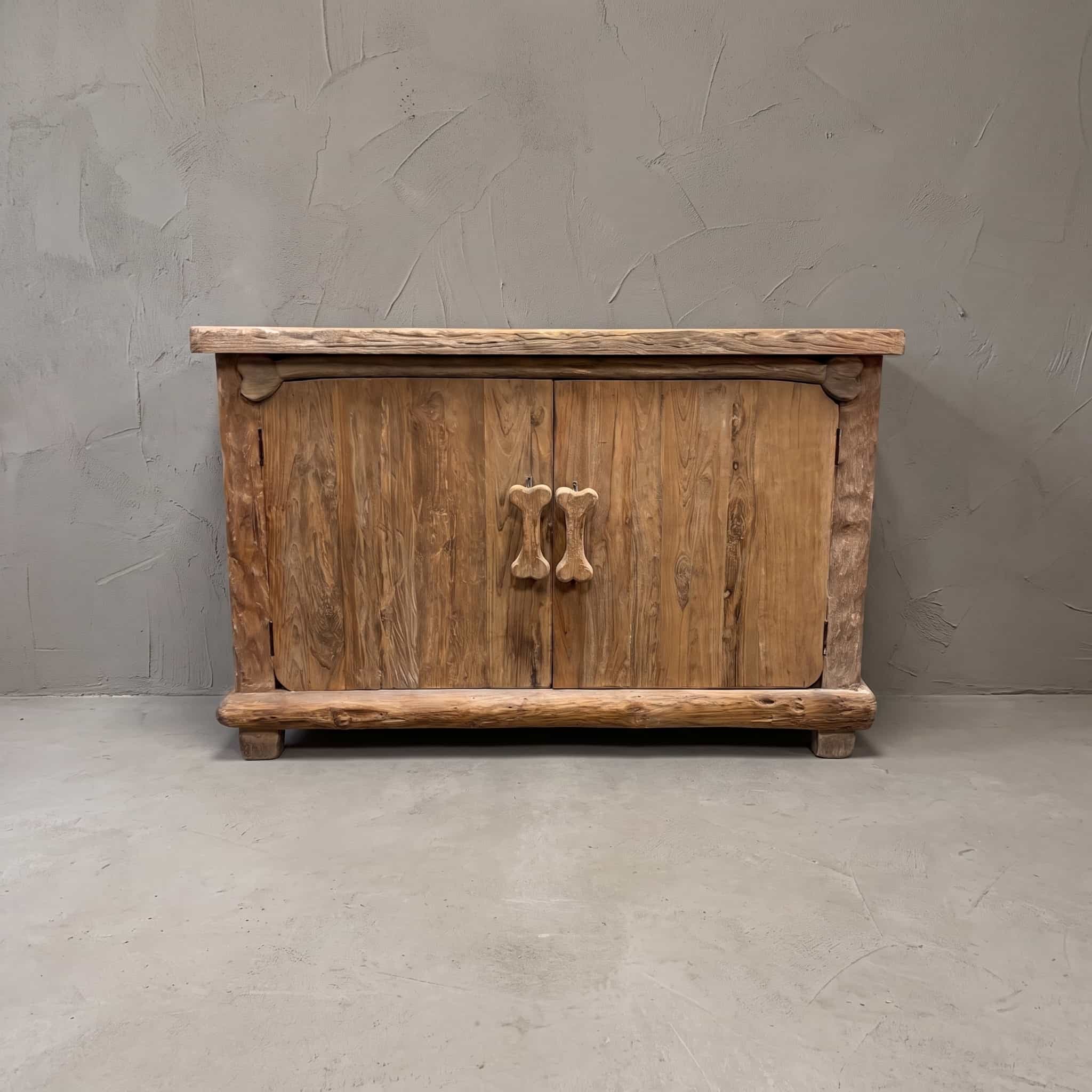 Dressoir Flintstone Tulang van teak, botmotief, vooraanzicht van de twee deuren met grepen in de vorm van een bot