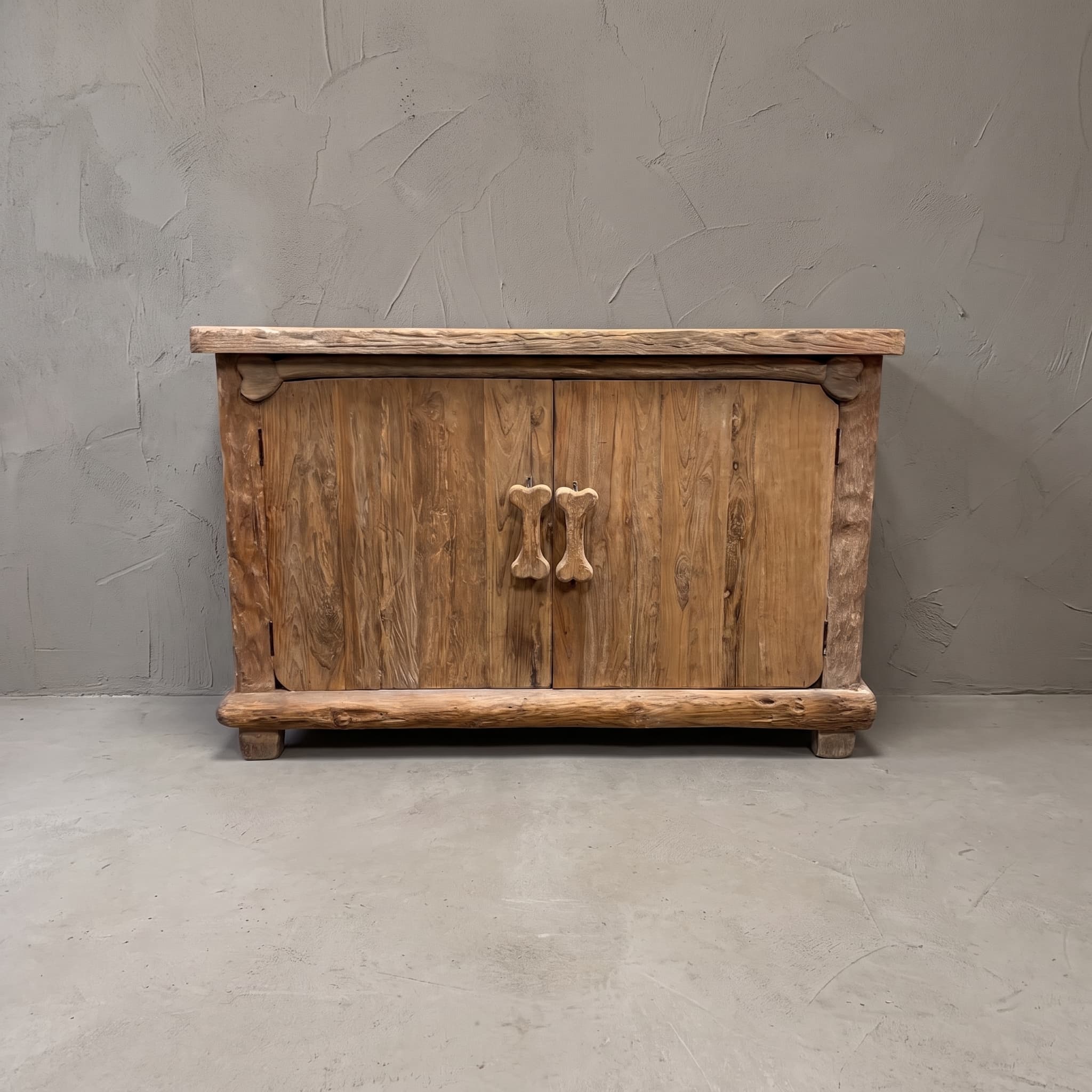 Dressoir Flintstone Tulang van teak, botmotief, vooraanzicht van de twee deuren met grepen in de vorm van een bot