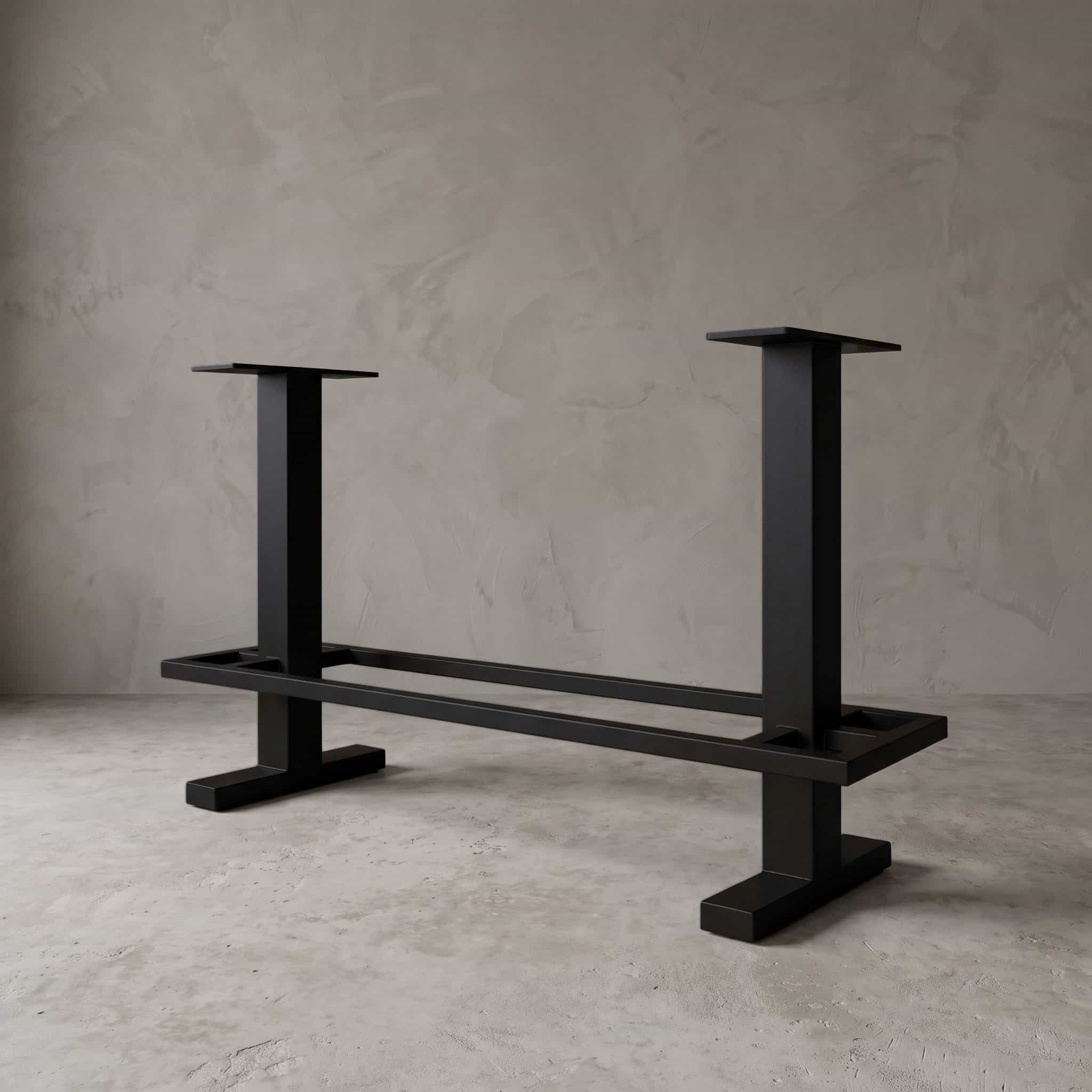 Onderstel Jeroen van metaal, gepoedercoat stalen tafelonderstel in Jet Black Fine Texture, schuin vooraanzicht met twee staanders