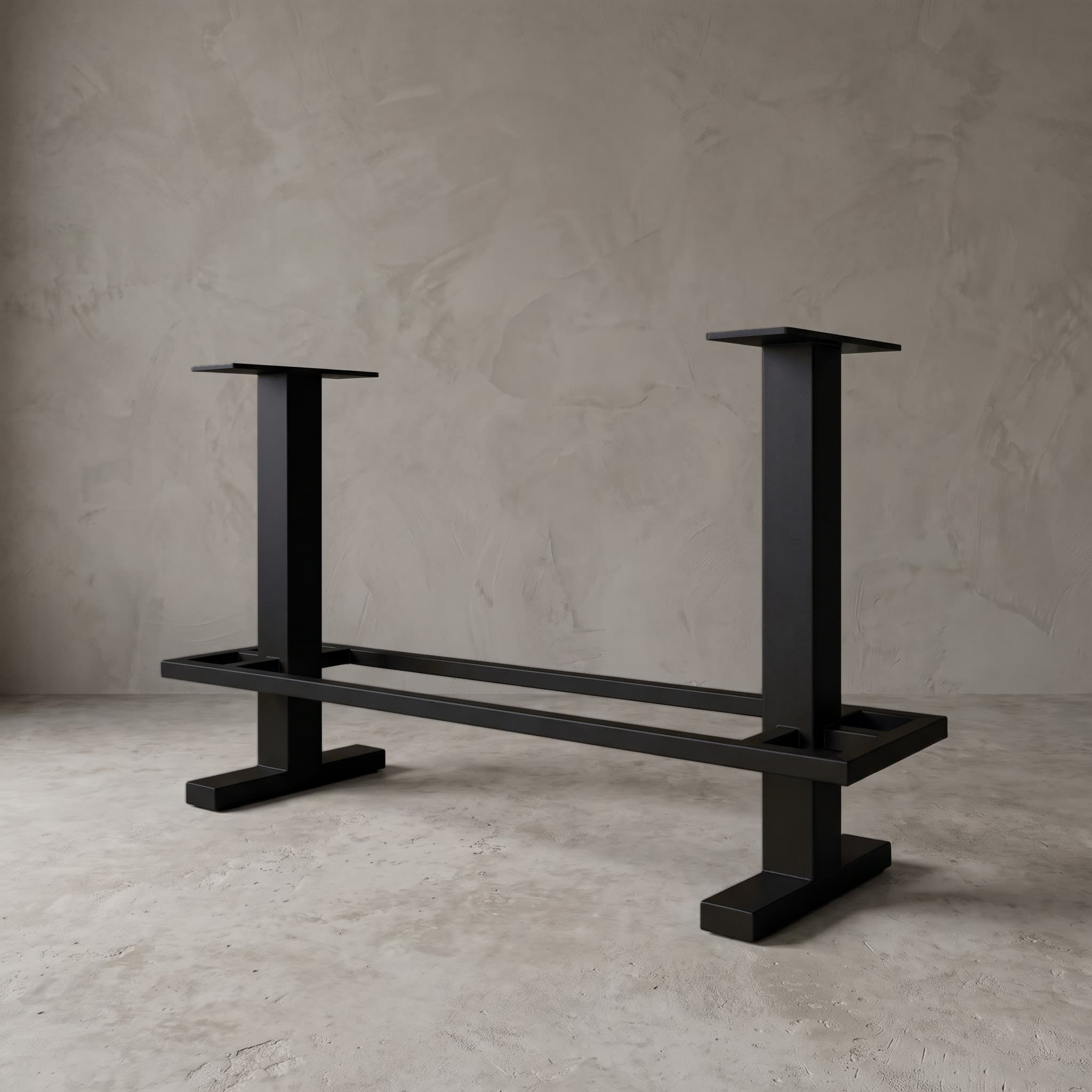 Onderstel Jeroen van metaal, gepoedercoat stalen tafelonderstel in Jet Black Fine Texture, schuin vooraanzicht met twee staanders
