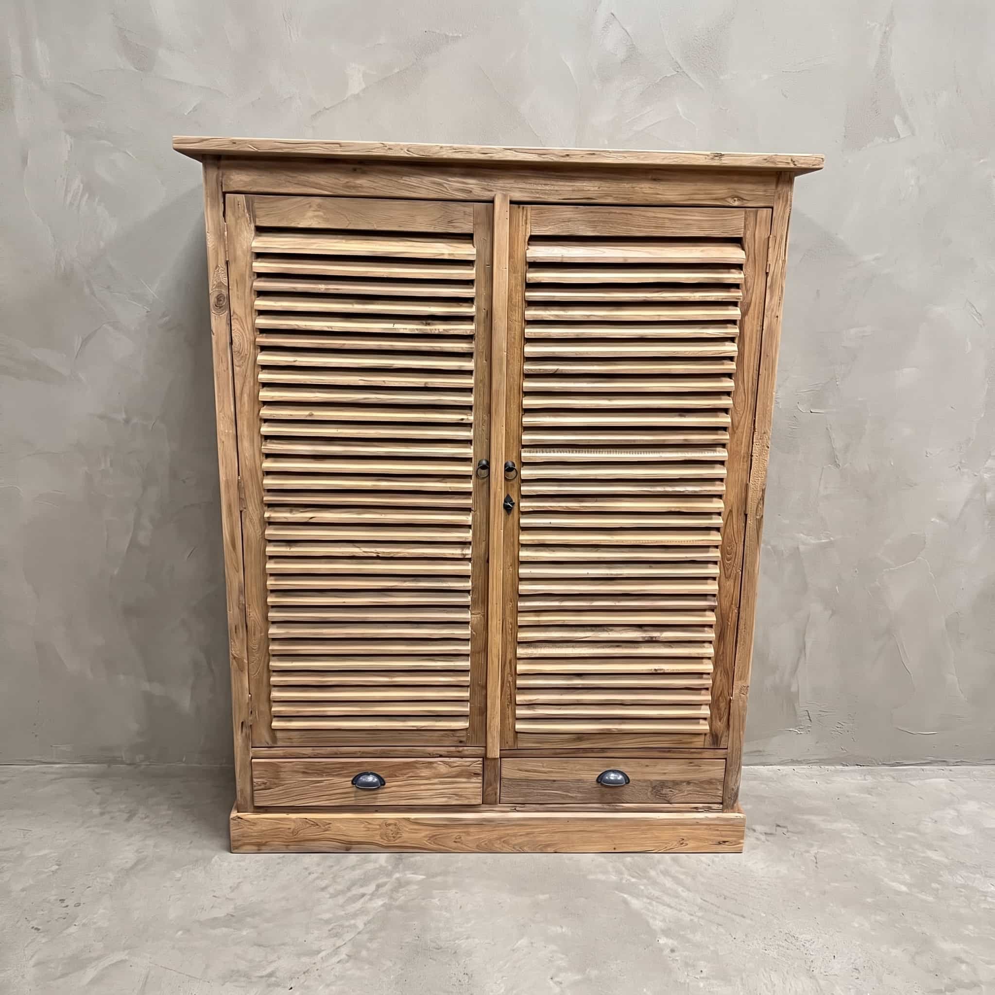 Kast Bali van gerecycled teak, vooraanzicht van twee hoge lamellendeuren boven twee lades
