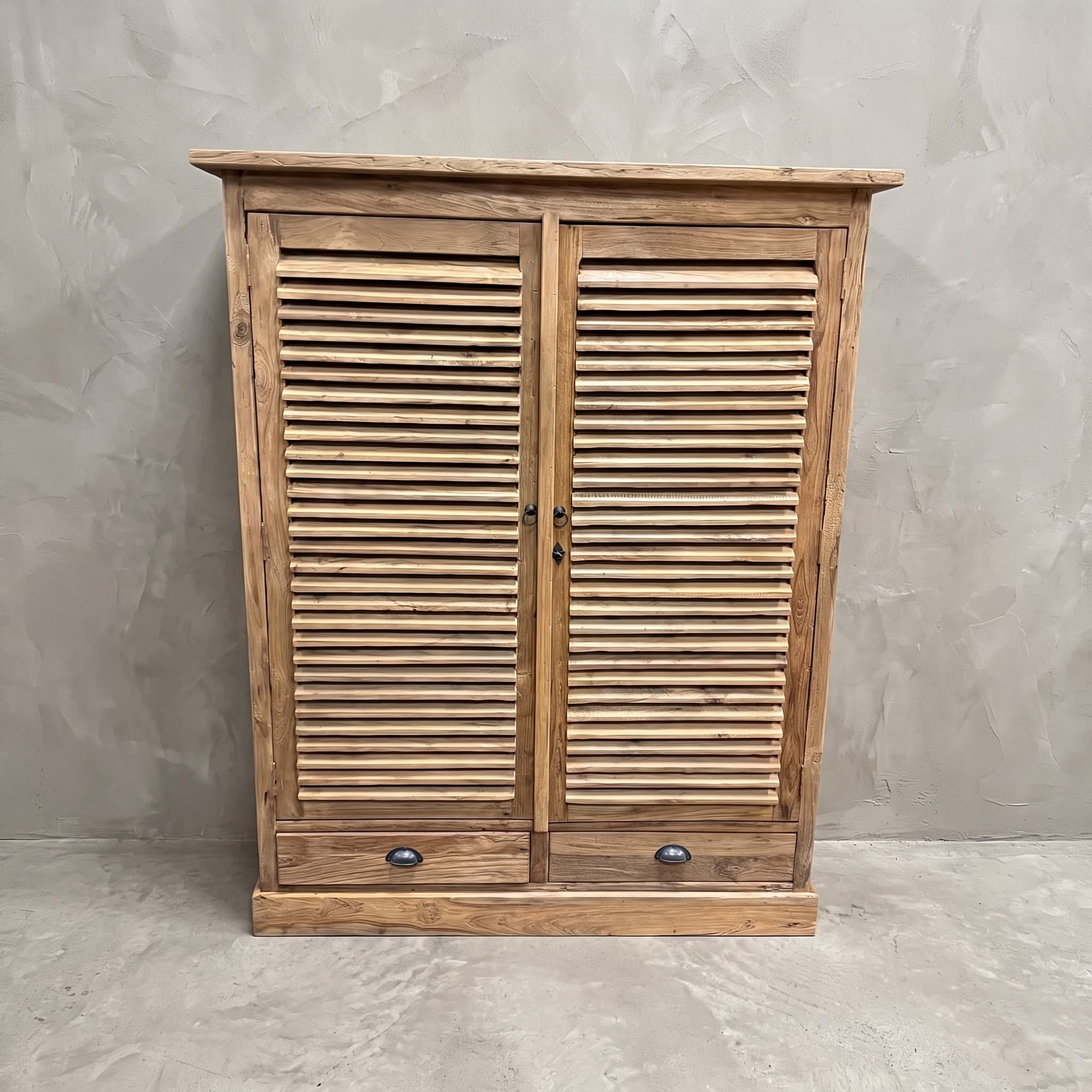Kast Bali van gerecycled teak, vooraanzicht van twee hoge lamellendeuren boven twee lades