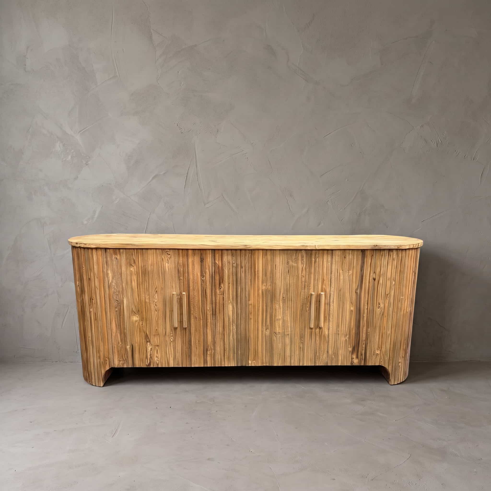 Dressoir Rujen van gerecycled teak, 4 deuren, vooraanzicht met verticale ribben, twee paar grepen en ronde uiteinden
