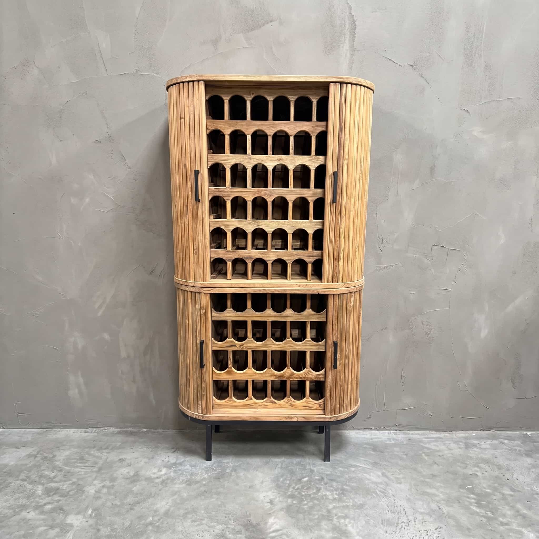 Kast Krepyak van gerecycled teak, wijnrek, 206 cm hoog, vooraanzicht met de deuren opzij en het wijnrek over twee delen