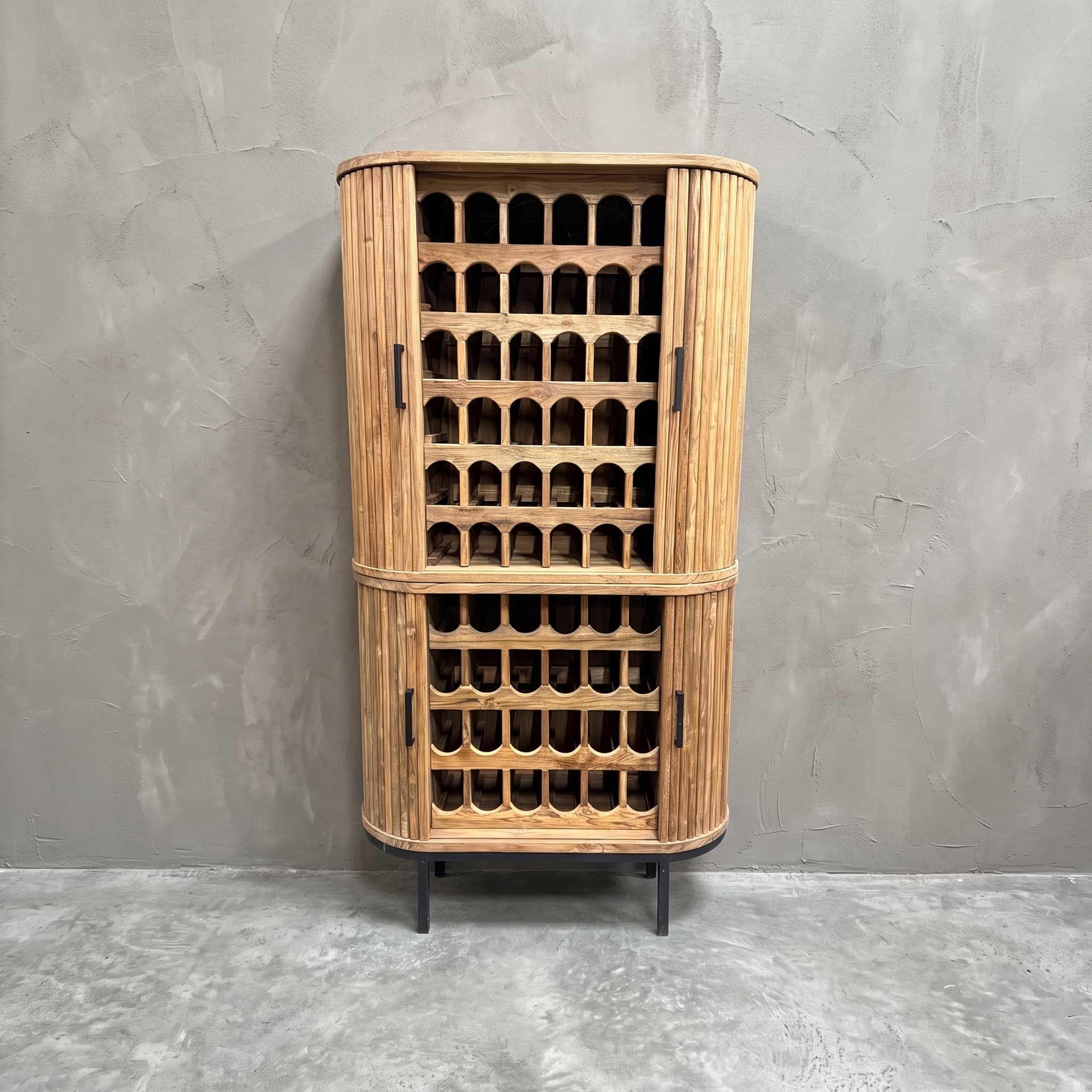 Kast Krepyak van gerecycled teak, wijnrek, 206 cm hoog, vooraanzicht met de deuren opzij en het wijnrek over twee delen