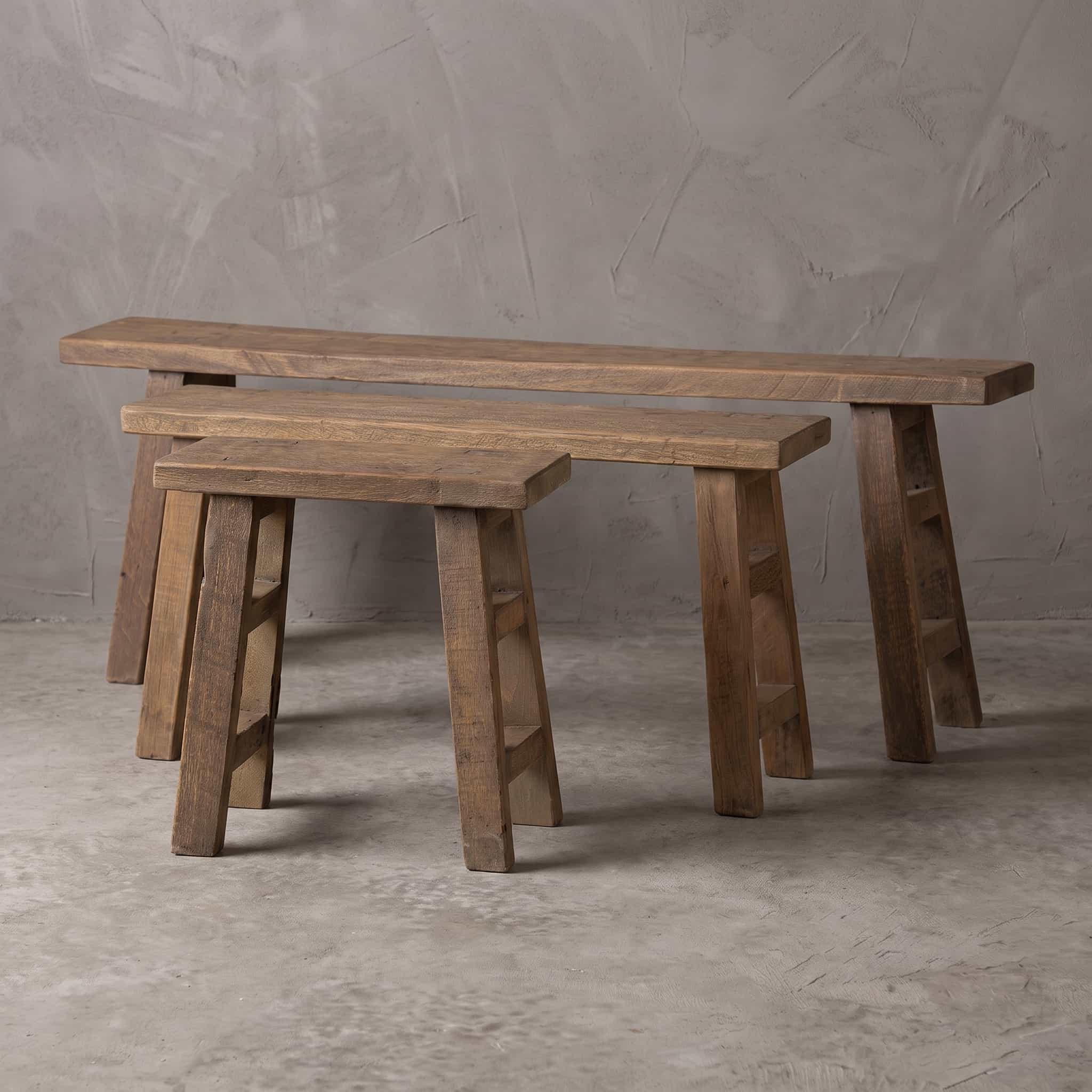 Bank School van gerecycled teak, meerdere maten uit de serie naast elkaar, schuin van voren