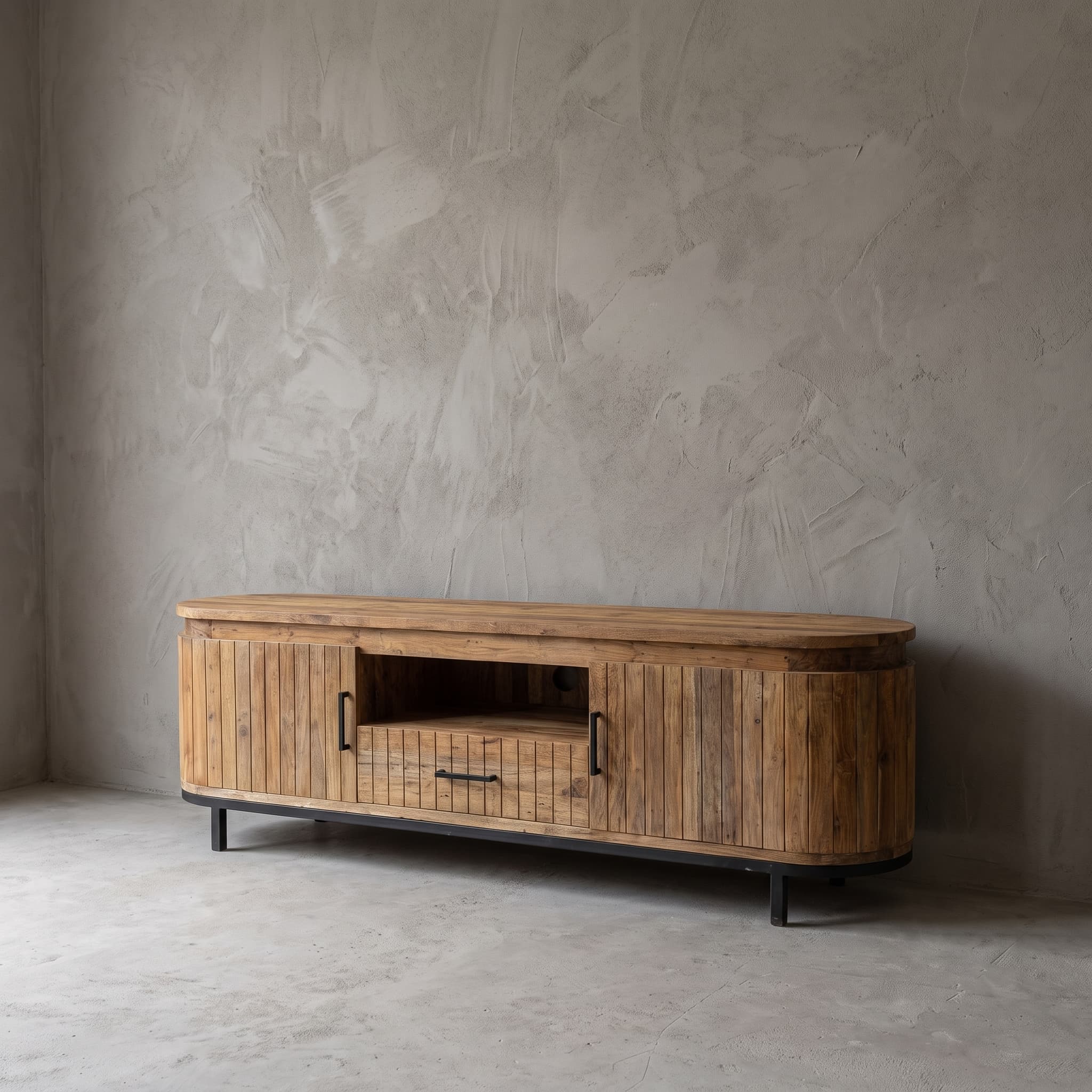 Tv-meubel Kira van gerecycled teak en metaal, 2 deuren en 1 lade, schuin vooraanzicht op een zwart onderstel