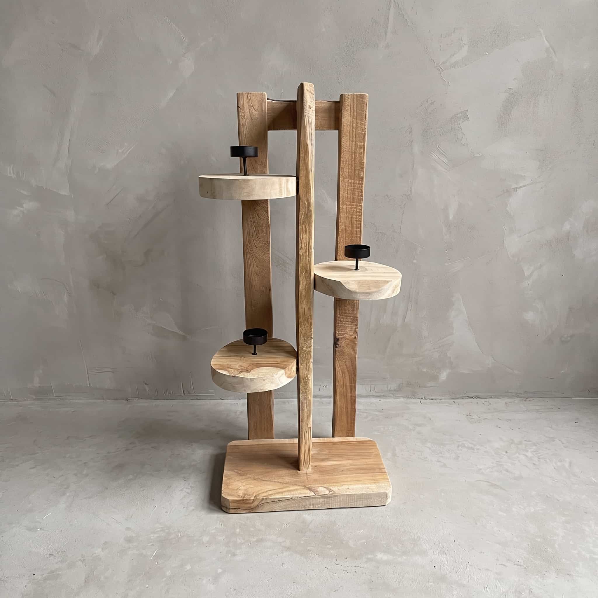 Kandelaar Tumpuk van gerecycled teak, vooraanzicht met drie ronde schijven en zwarte houders op verschillende hoogtes