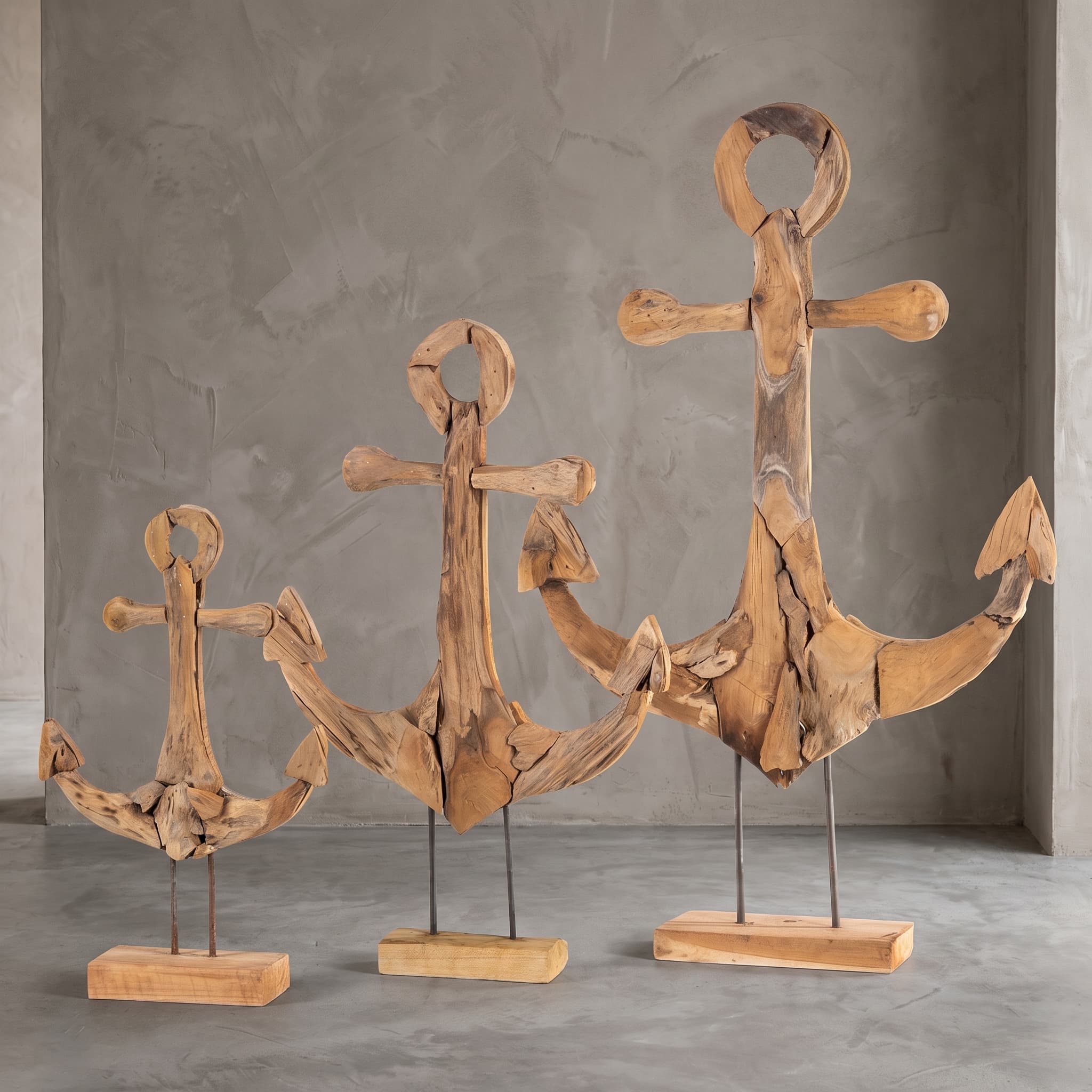 Sokkels van gerecycled teak, anker, vooraanzicht van de ankers op twee staven in oplopende maten, voor een grijze wand