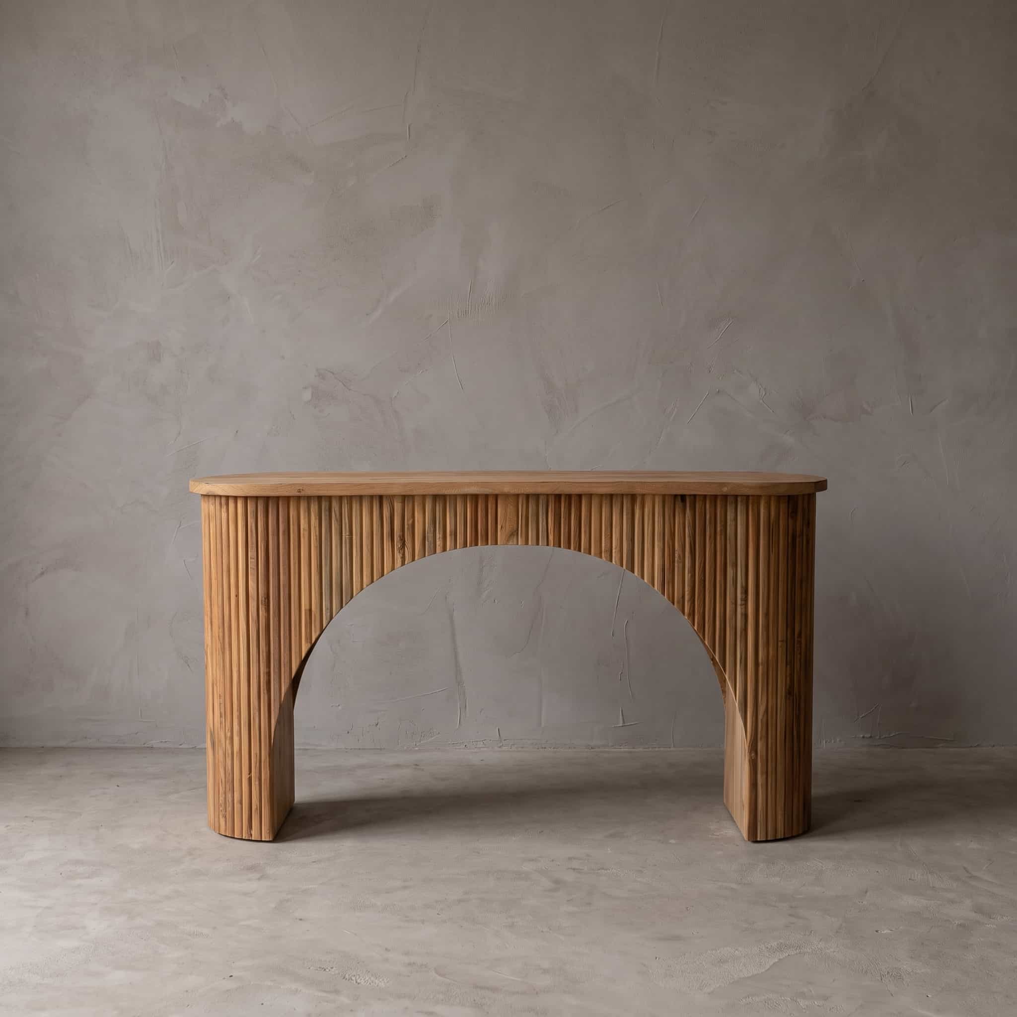 Bijzettafel Rujen van gerecycled teak, vooraanzicht van de boog met verticale ribben onder het blad met ronde uiteinden