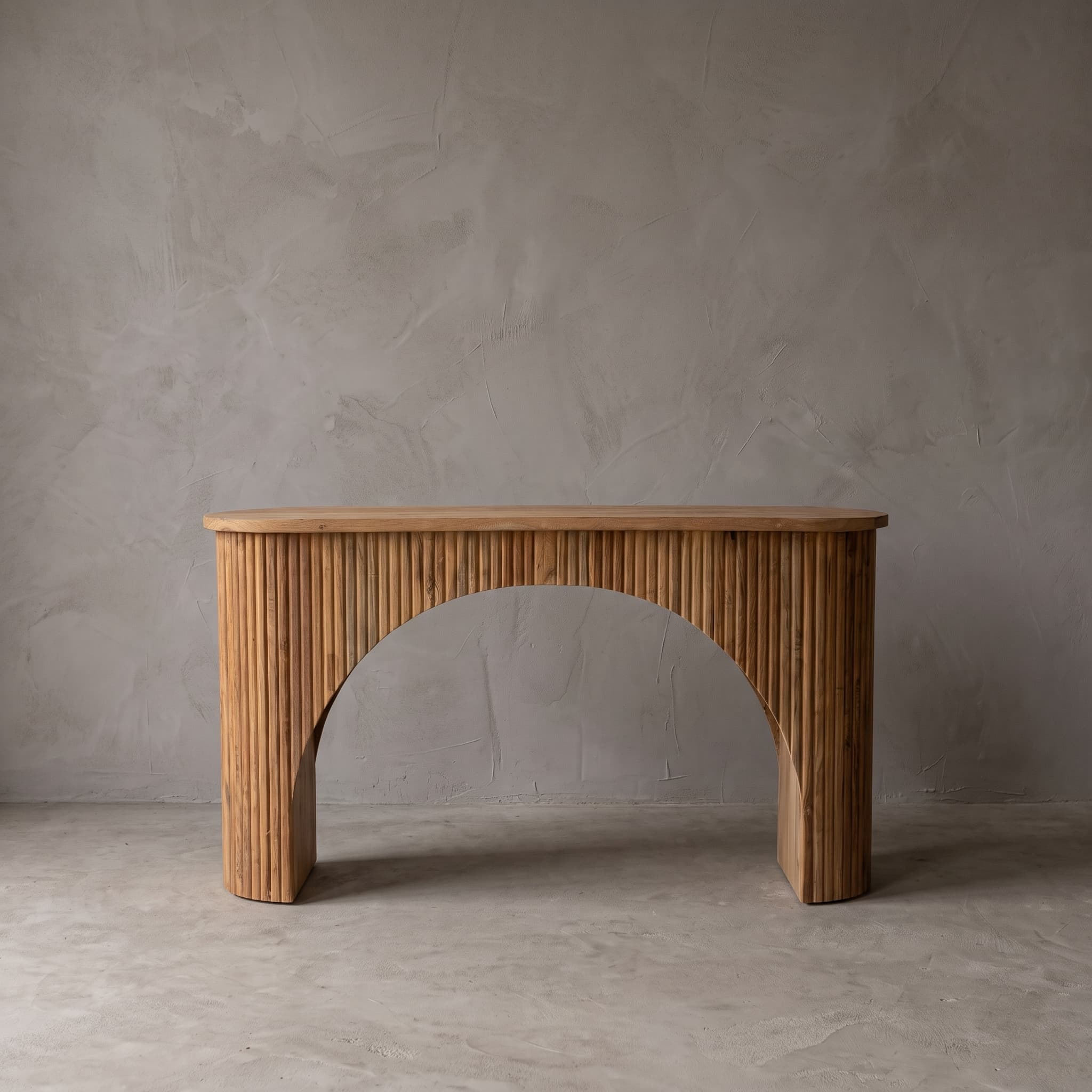 Bijzettafel Rujen van gerecycled teak, vooraanzicht van de boog met verticale ribben onder het blad met ronde uiteinden