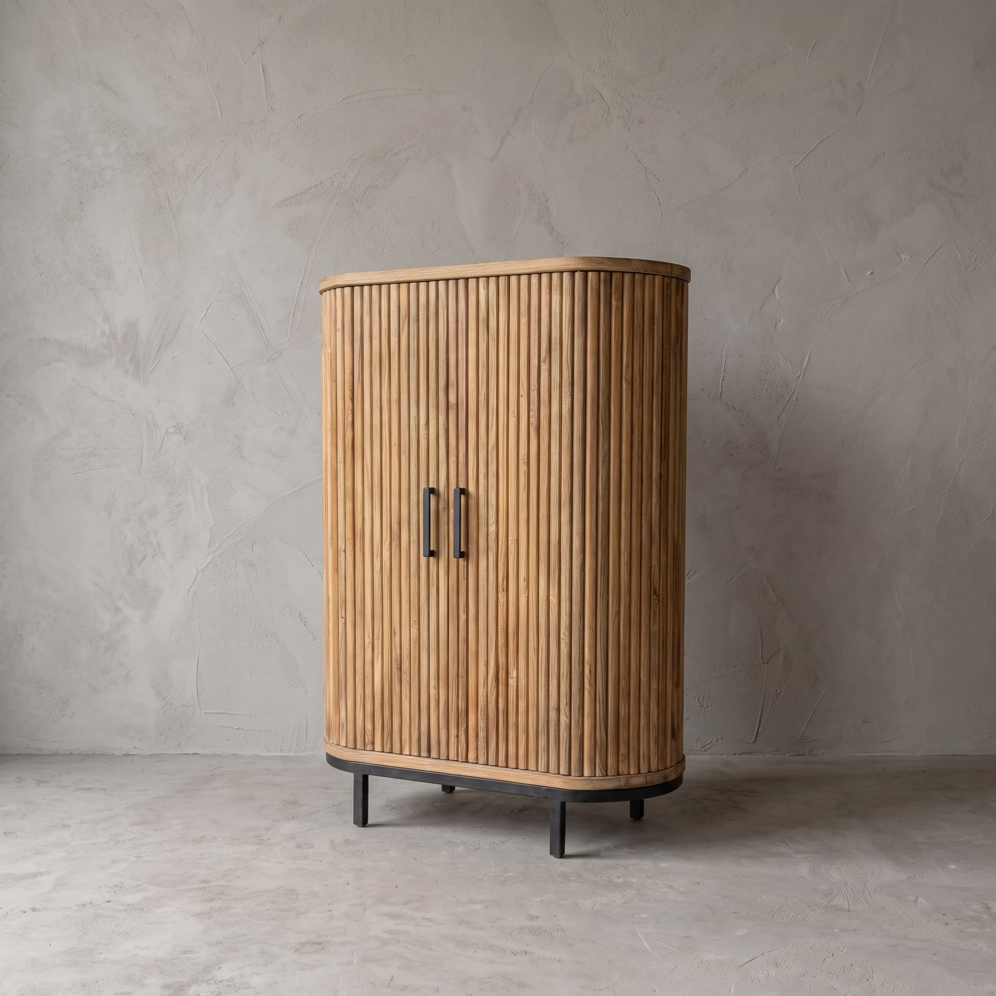 Dressoir Krepyak van gerecycled teak, schuin vooraanzicht van de hoge vorm met ronde latten op een zwart onderstel