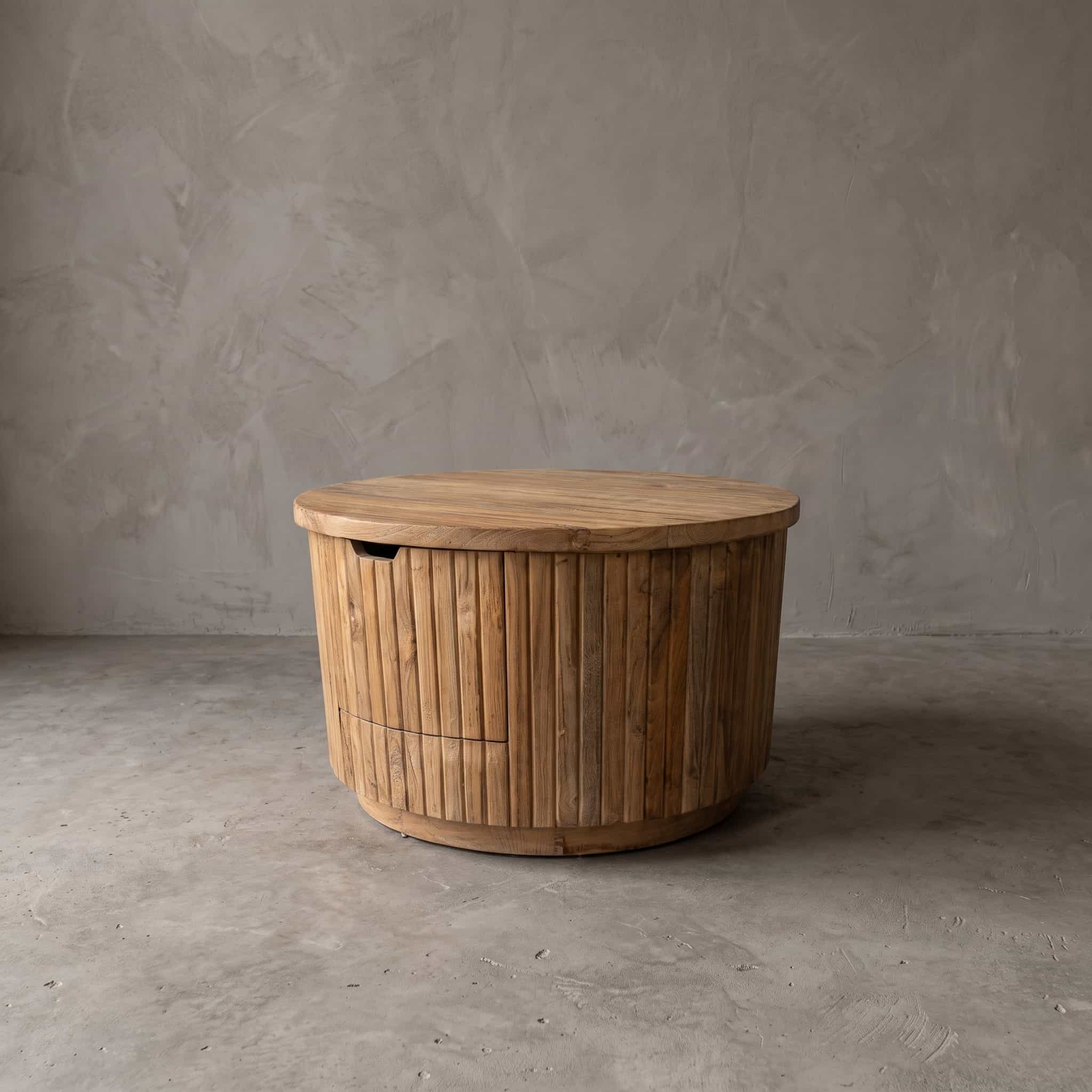 Salontafel Rujen van gerecycled teak, rond, maat Ø 60 cm, vooraanzicht met de lade in de staande ribben