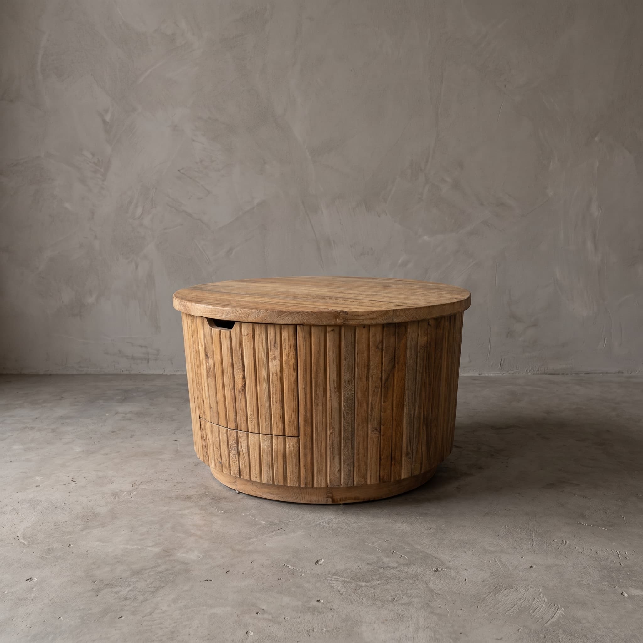 Salontafel Rujen van gerecycled teak, rond, maat Ø 60 cm, vooraanzicht met de lade in de staande ribben