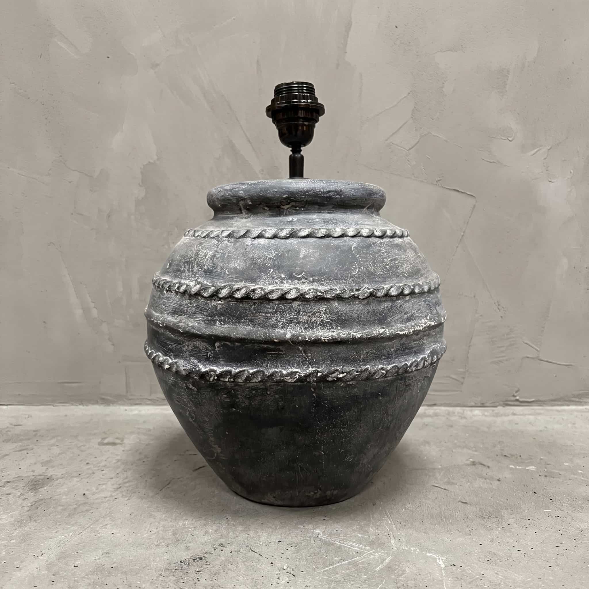 Lamp Gentong van polystone, lamp van polystone in een bolle potvorm met drie gevlochten banden, vooraanzicht