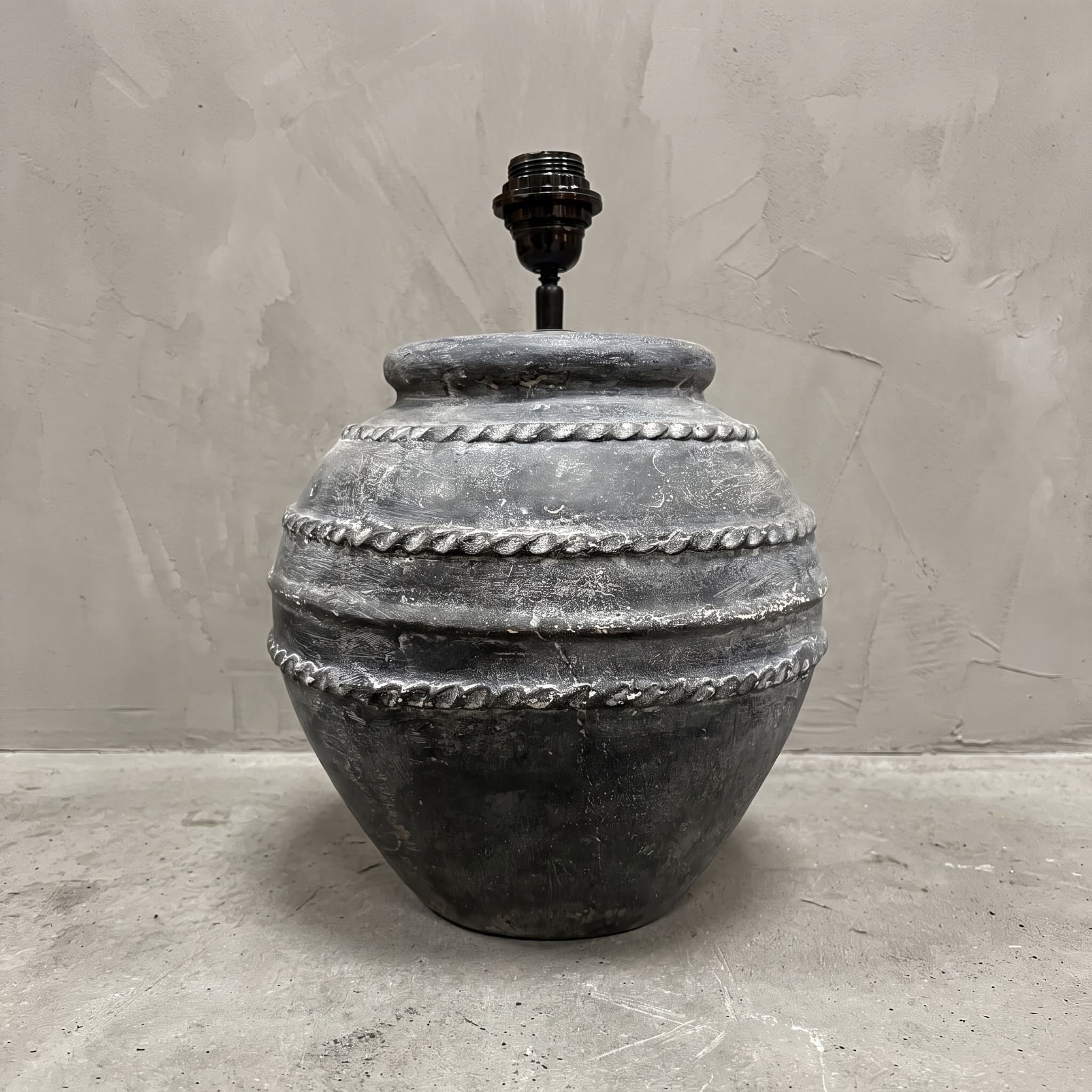 Lamp Gentong van polystone, lamp van polystone in een bolle potvorm met drie gevlochten banden, vooraanzicht