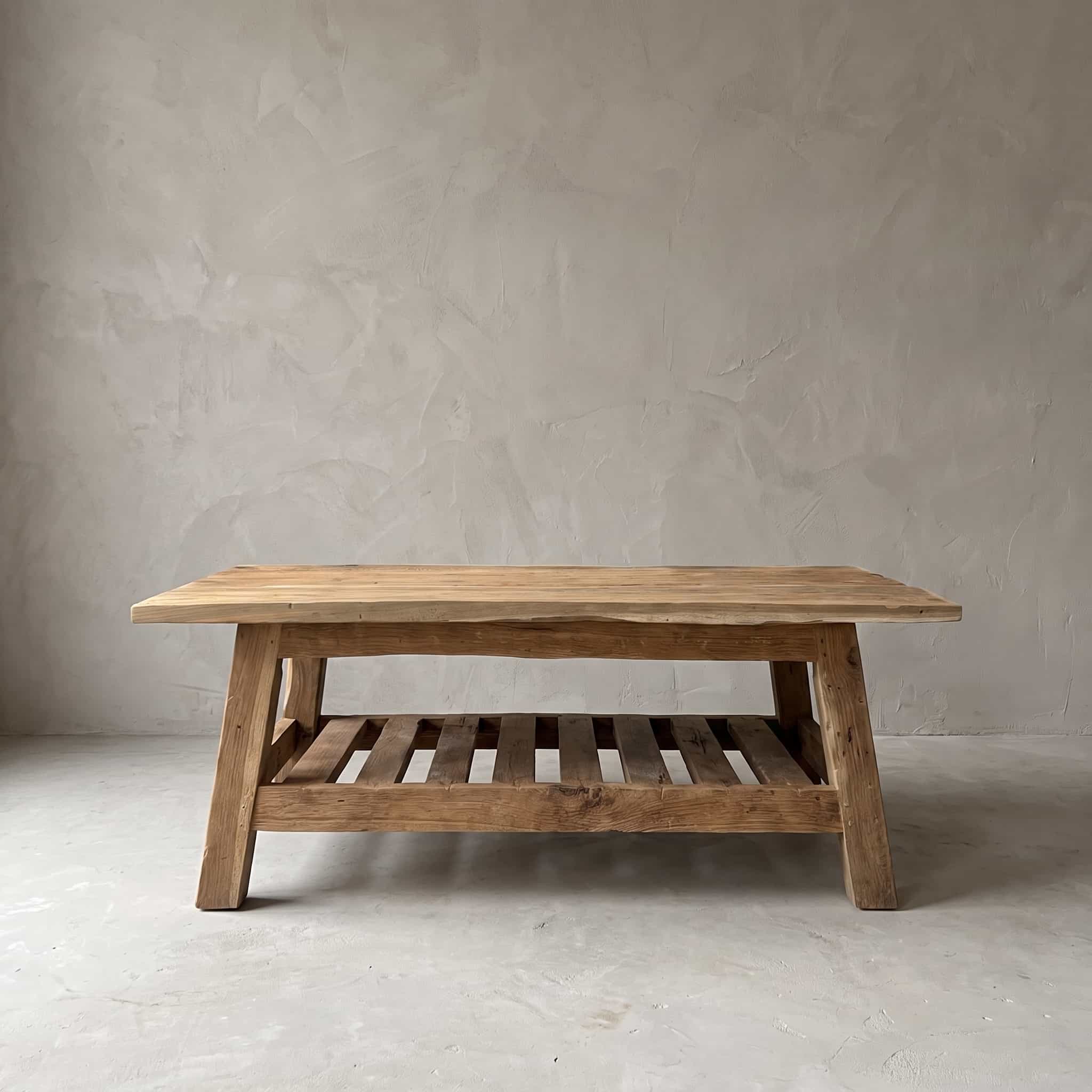 Salontafel Rayhan van teak, vooraanzicht van het rechthoekige blad op schuine poten met een legplank van latten