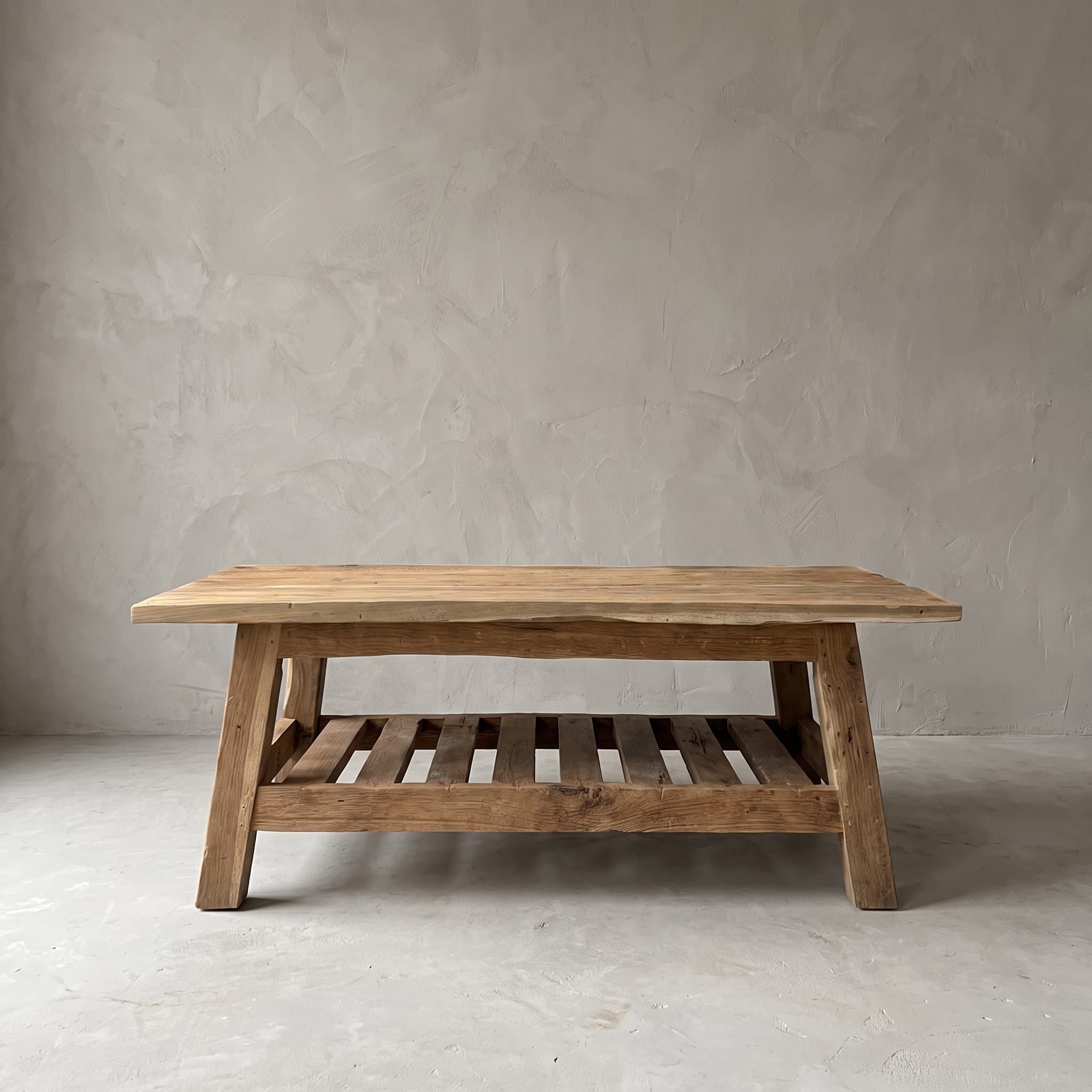 Salontafel Rayhan van teak, vooraanzicht van het rechthoekige blad op schuine poten met een legplank van latten