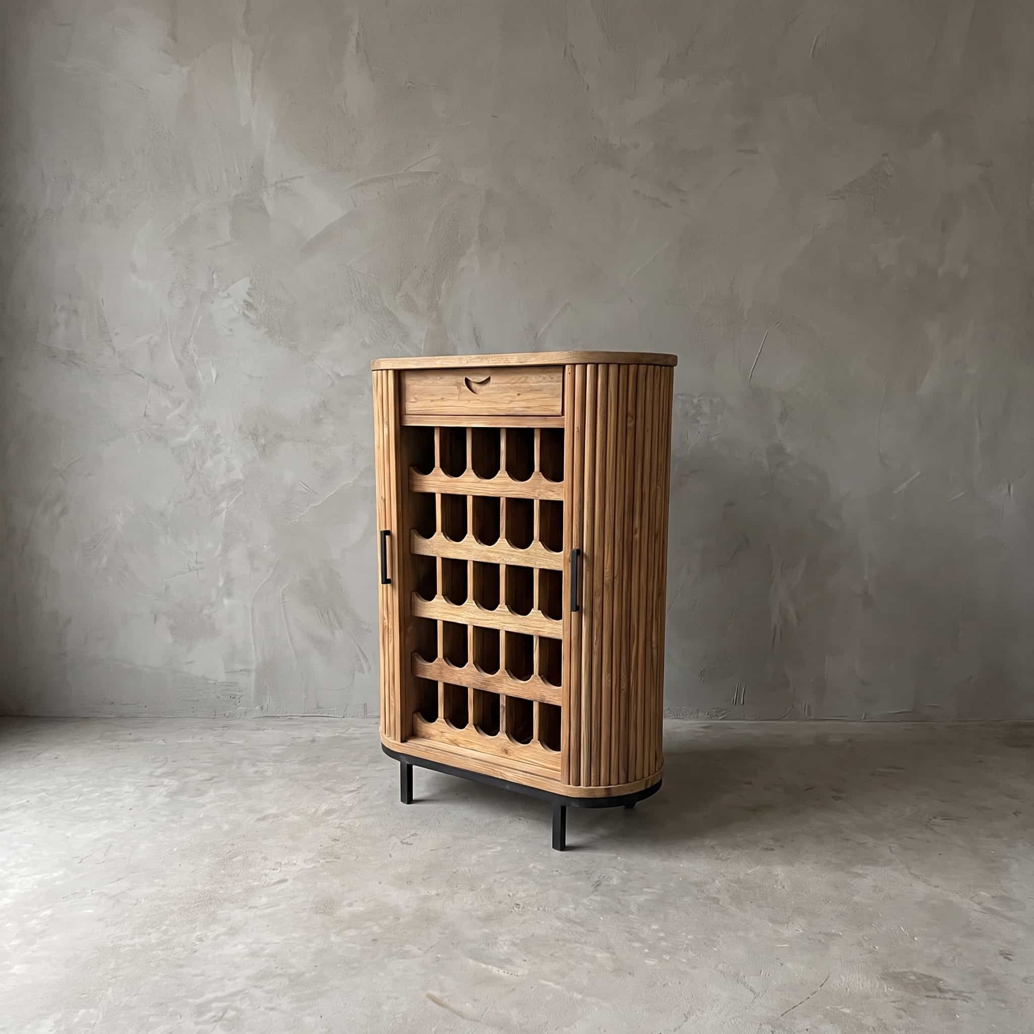 Kast Krepyak van gerecycled teak, wijnrek, schuin vooraanzicht met de lade bovenin en het wijnrek tussen de deuren