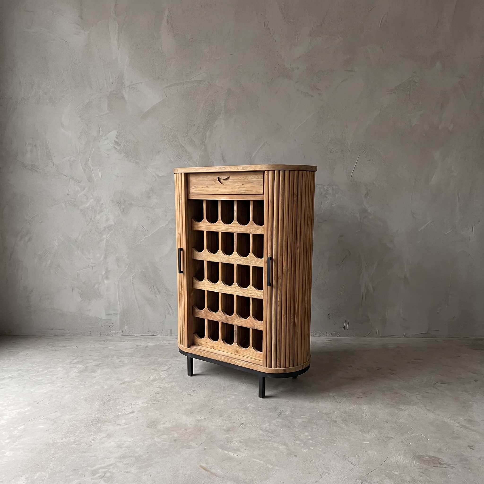 Kast Krepyak van gerecycled teak, wijnrek, schuin vooraanzicht met de lade bovenin en het wijnrek tussen de deuren