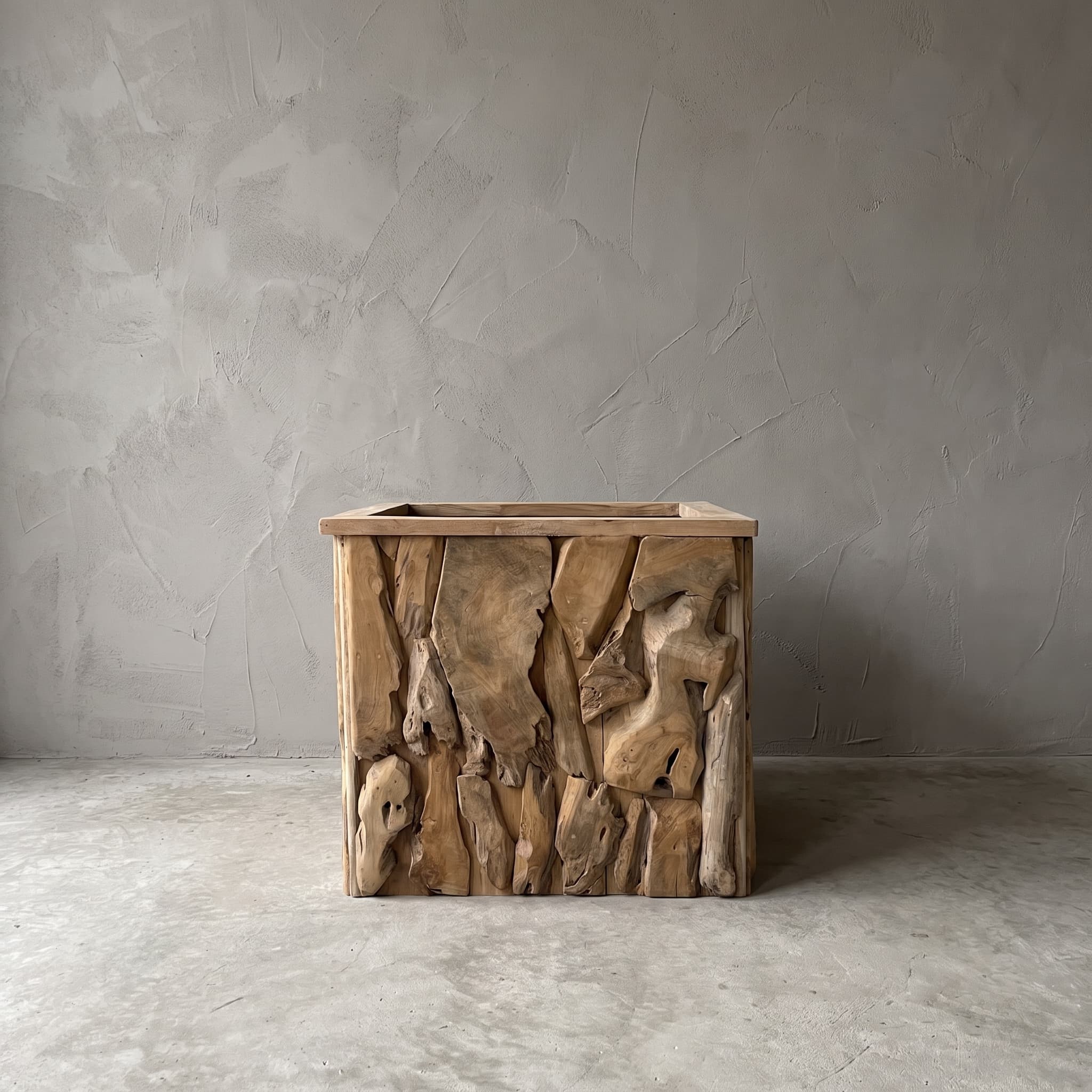 Pot Jono van gerecycled teak, vierkant, 70 cm, vooraanzicht van een wand van platte en grillige stukken hout onder een rand van latten