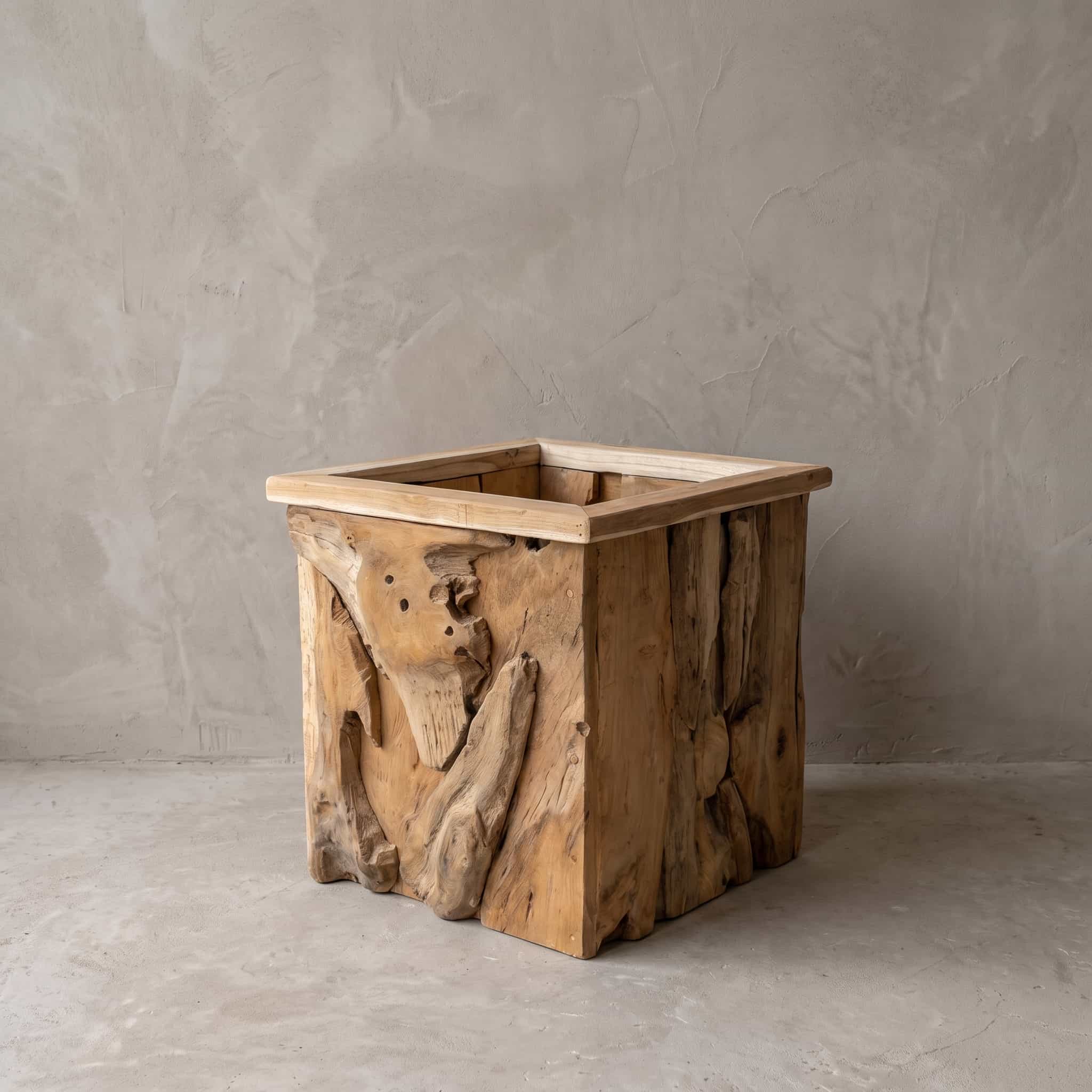 Pot Jono van gerecycled teak, vierkant, 40 cm, schuin vooraanzicht met gebogen stukken hout en een rand van latten