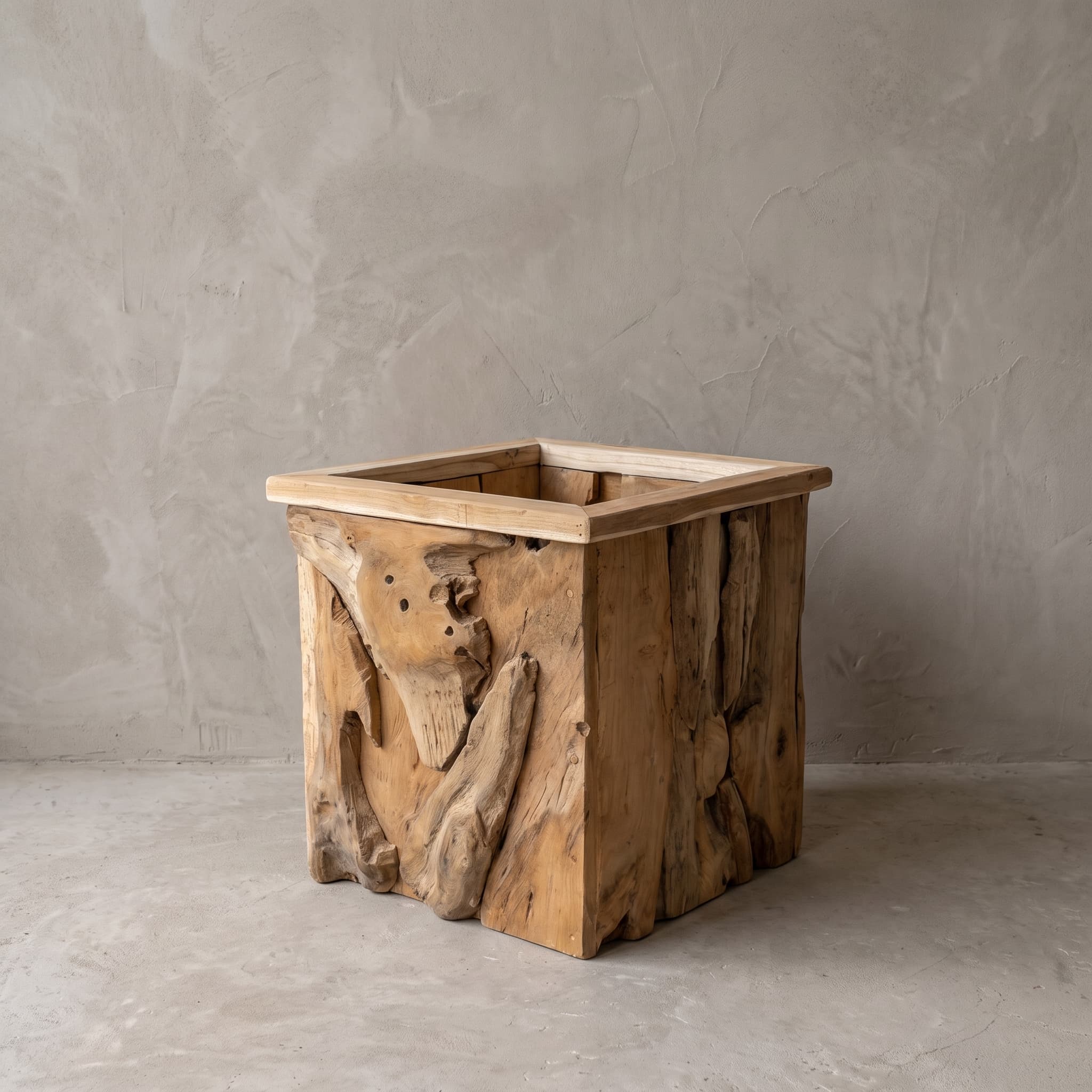 Pot Jono van gerecycled teak, vierkant, 40 cm, schuin vooraanzicht met gebogen stukken hout en een rand van latten