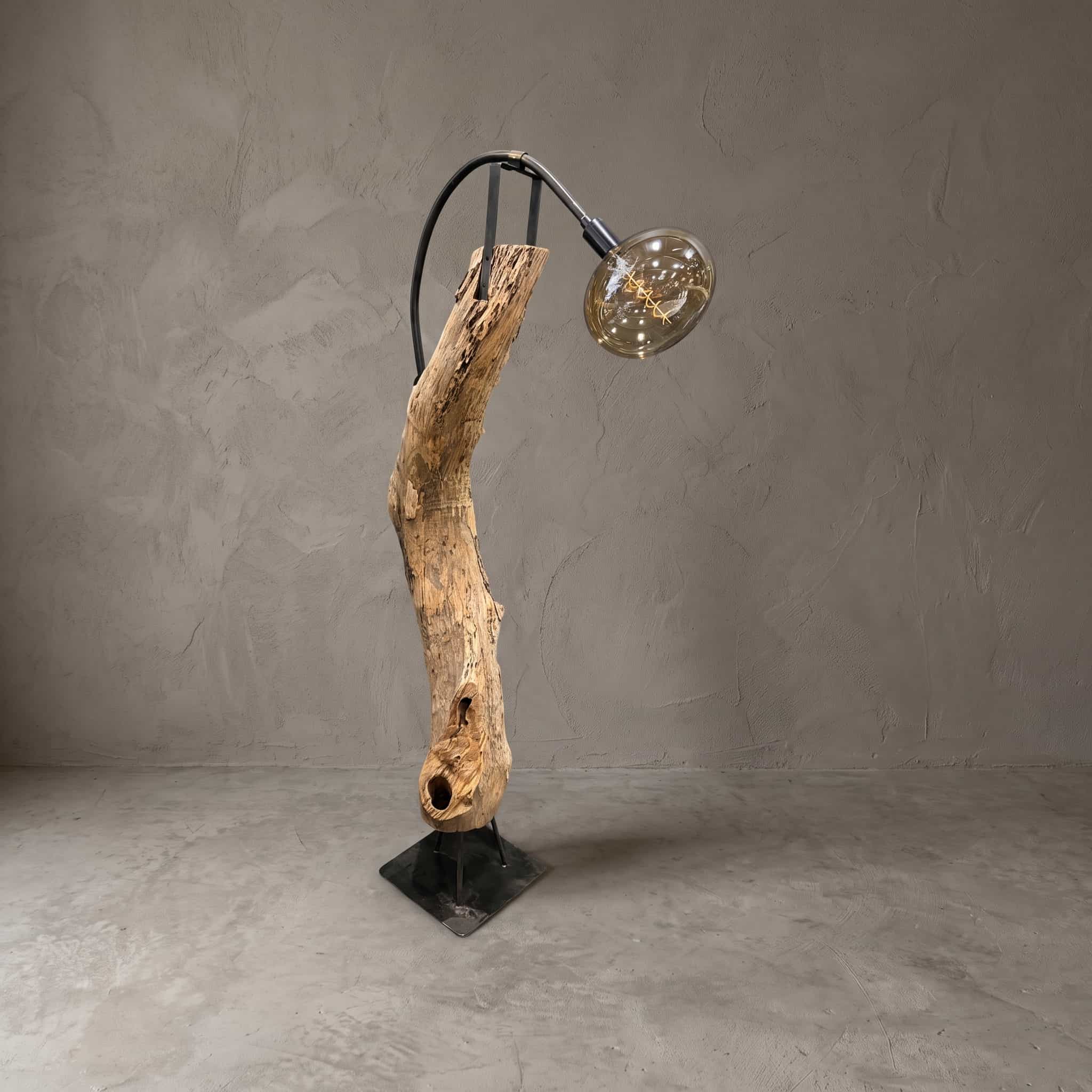 Lamp Fikiri van teak en metaal, gebogen arm, staande stam met scheuren op een vierkante, zwarte voetplaat