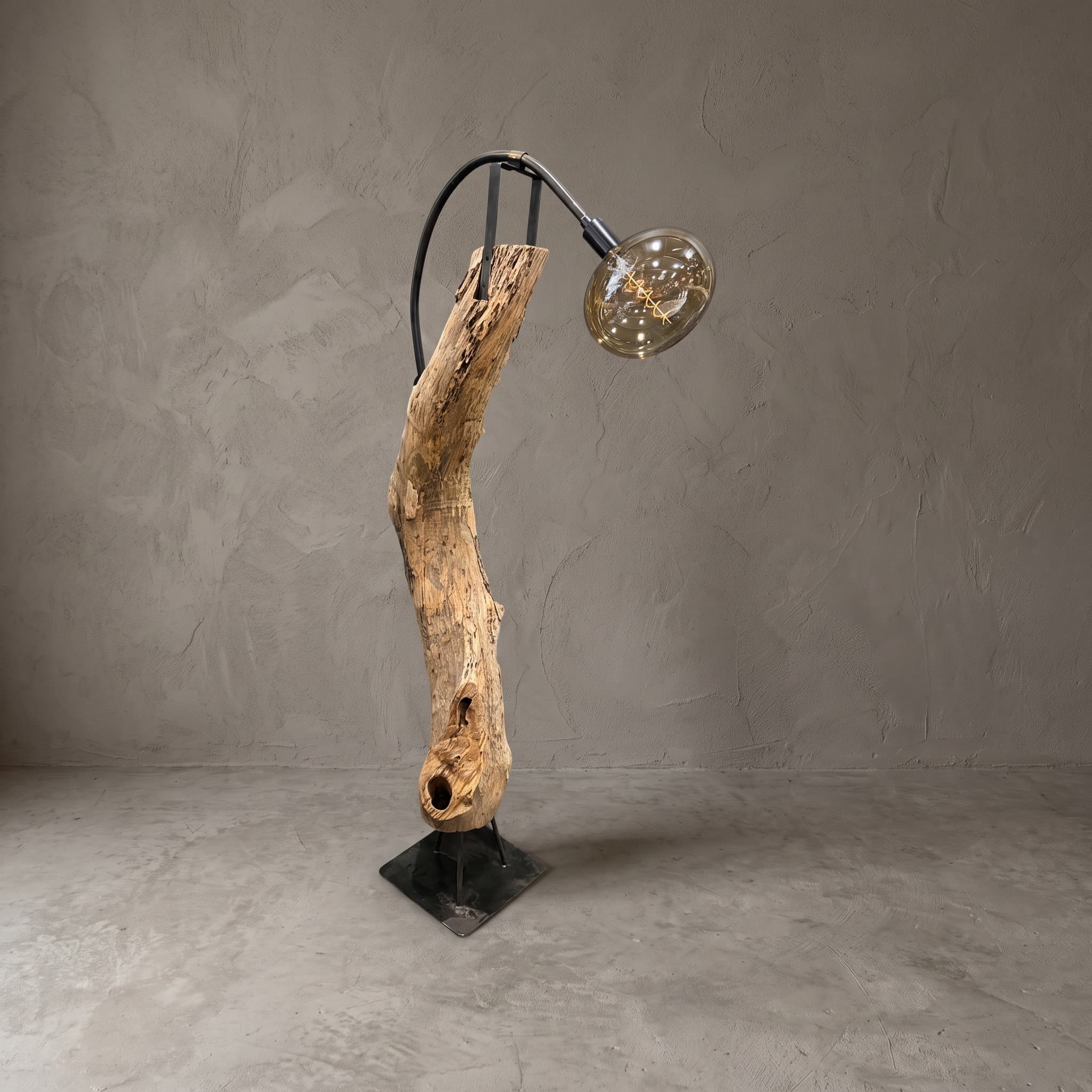 Lamp Fikiri van teak en metaal, gebogen arm, staande stam met scheuren op een vierkante, zwarte voetplaat