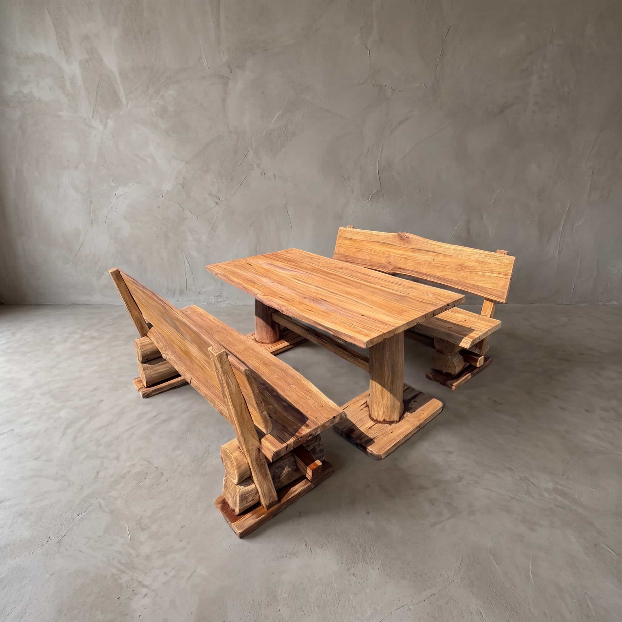 Tafel met banken Donny Restan van teak, set van 3, schuin bovenaanzicht van de tafel tussen twee banken met rugleuning