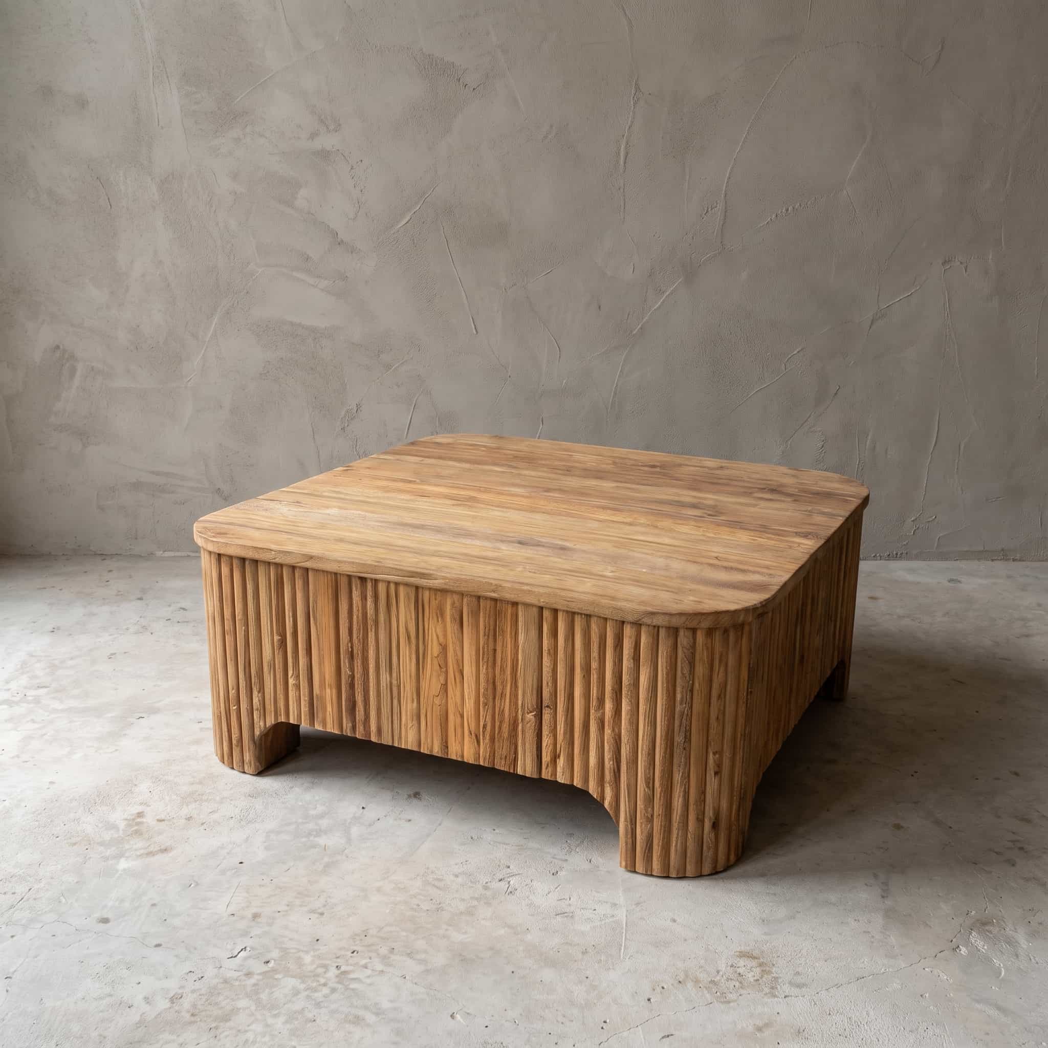 Salontafel Rujen van gerecycled teak, vierkant, schuin vooraanzicht met staande ribben en korte hoekpoten