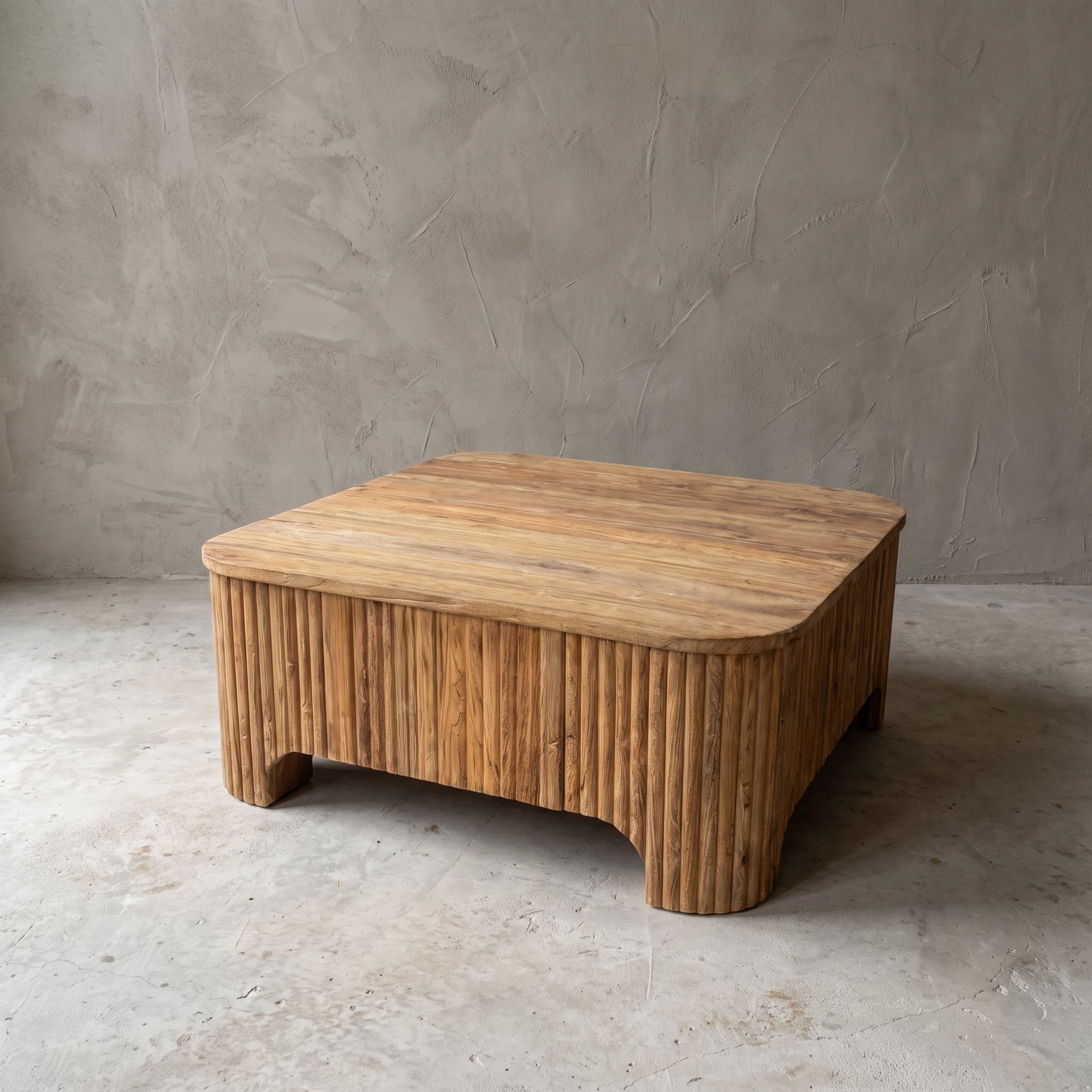 Salontafel Rujen van gerecycled teak, vierkant, schuin vooraanzicht met staande ribben en korte hoekpoten