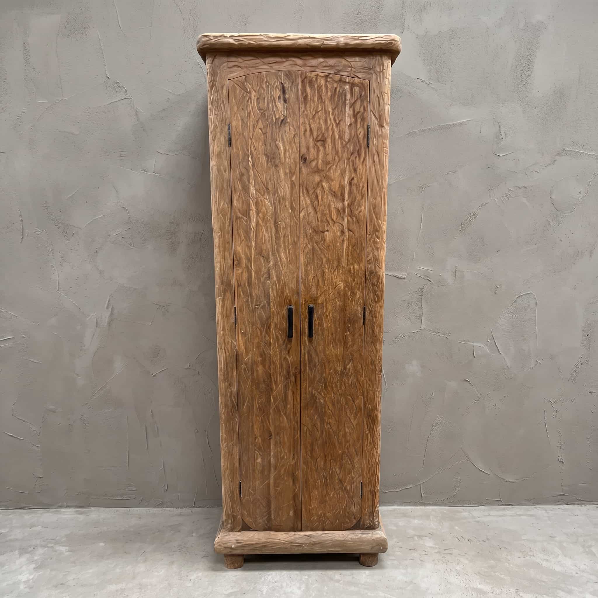 Kast Flintstone van teak, vooraanzicht van twee deuren met golvende groeven en een gebogen bovenkant