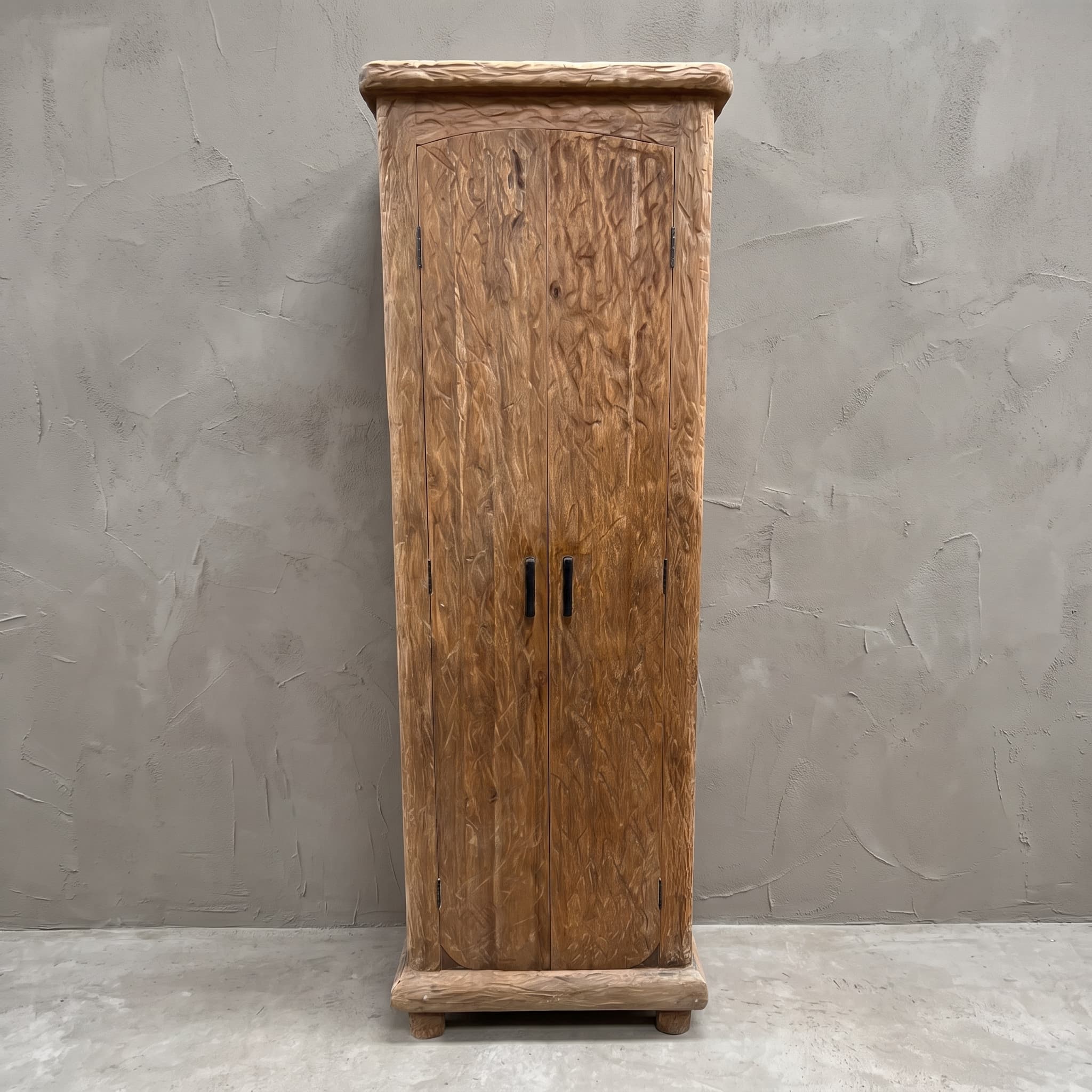 Kast Flintstone van teak, vooraanzicht van twee deuren met golvende groeven en een gebogen bovenkant