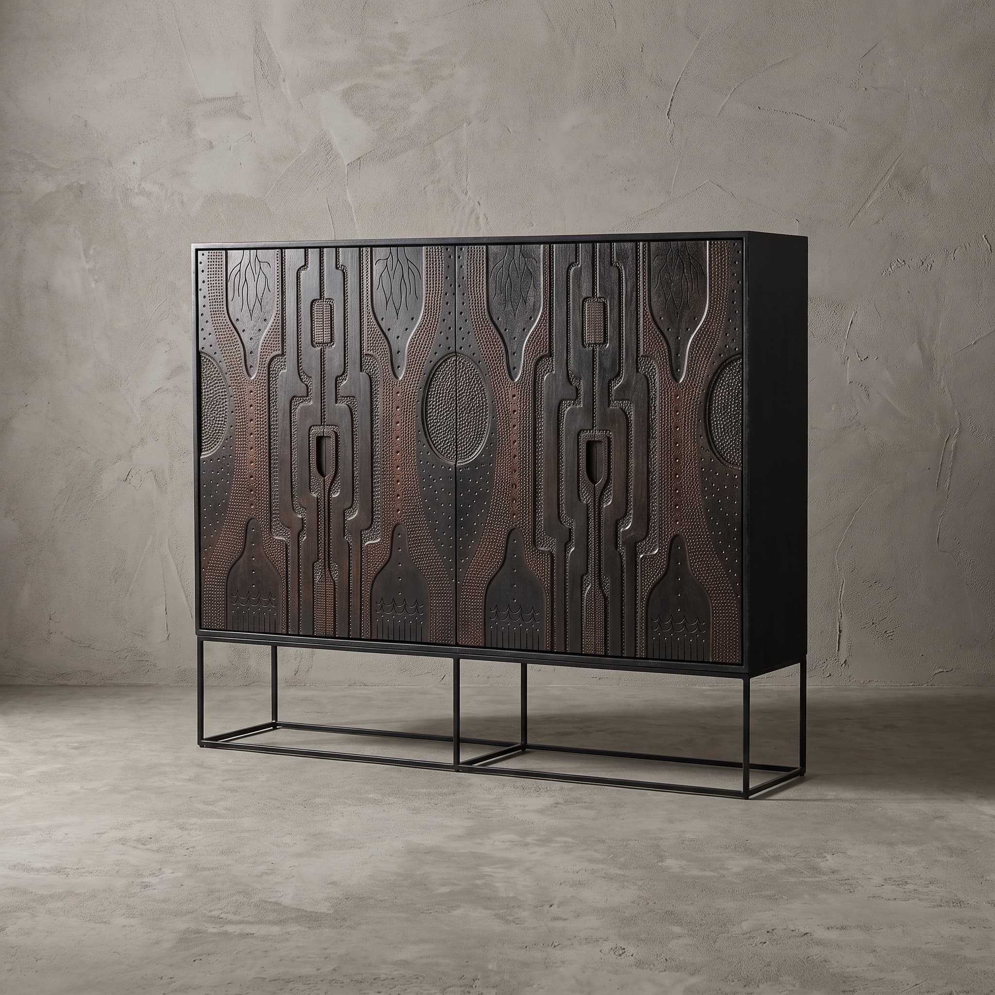 Kast Graphic van teak met donkere afwerking, met twee keer hetzelfde reliëf op het front en een open onderstel, voor een grijze wand