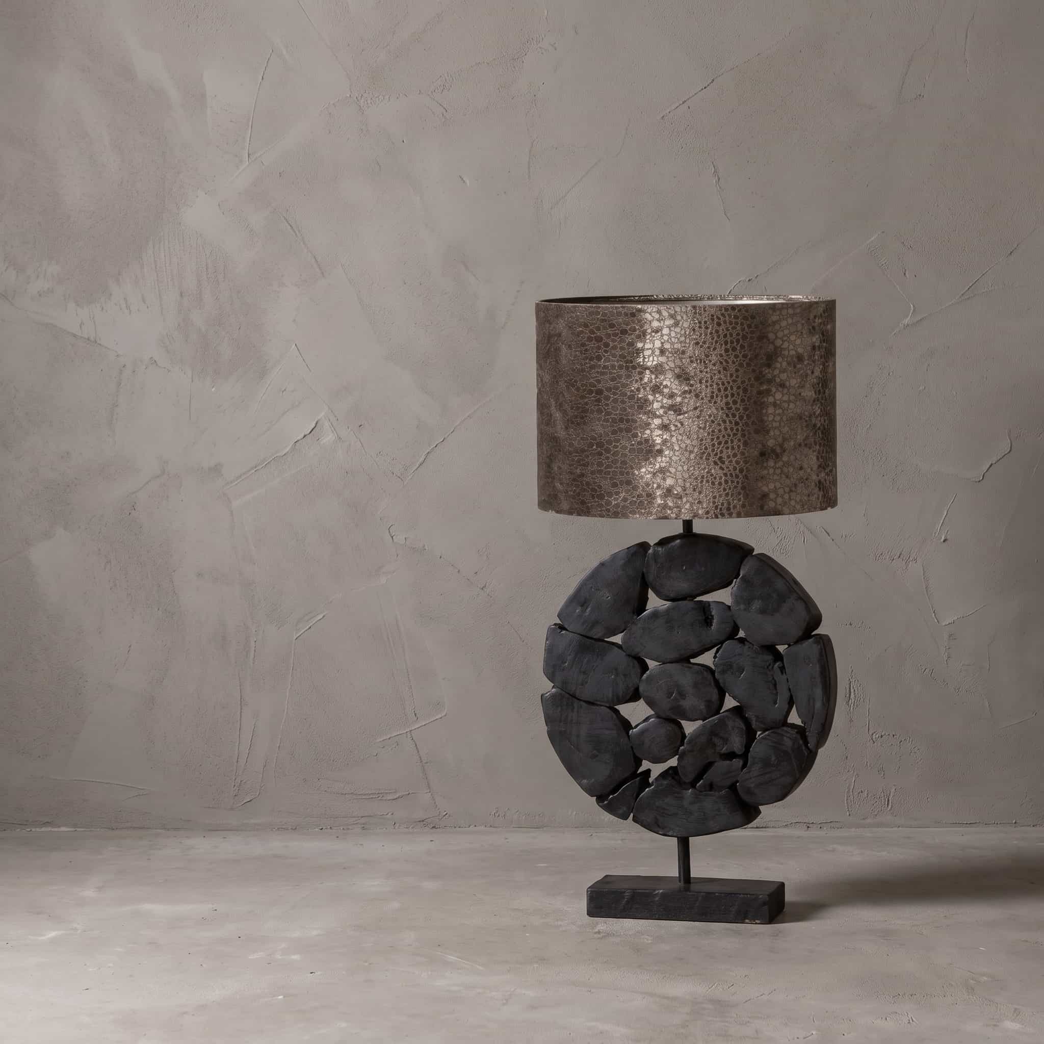 Lamp Bulat van teak met donkere afwerking, vooraanzicht van de ronde schijf van afgeronde stukken op een dunne staaf