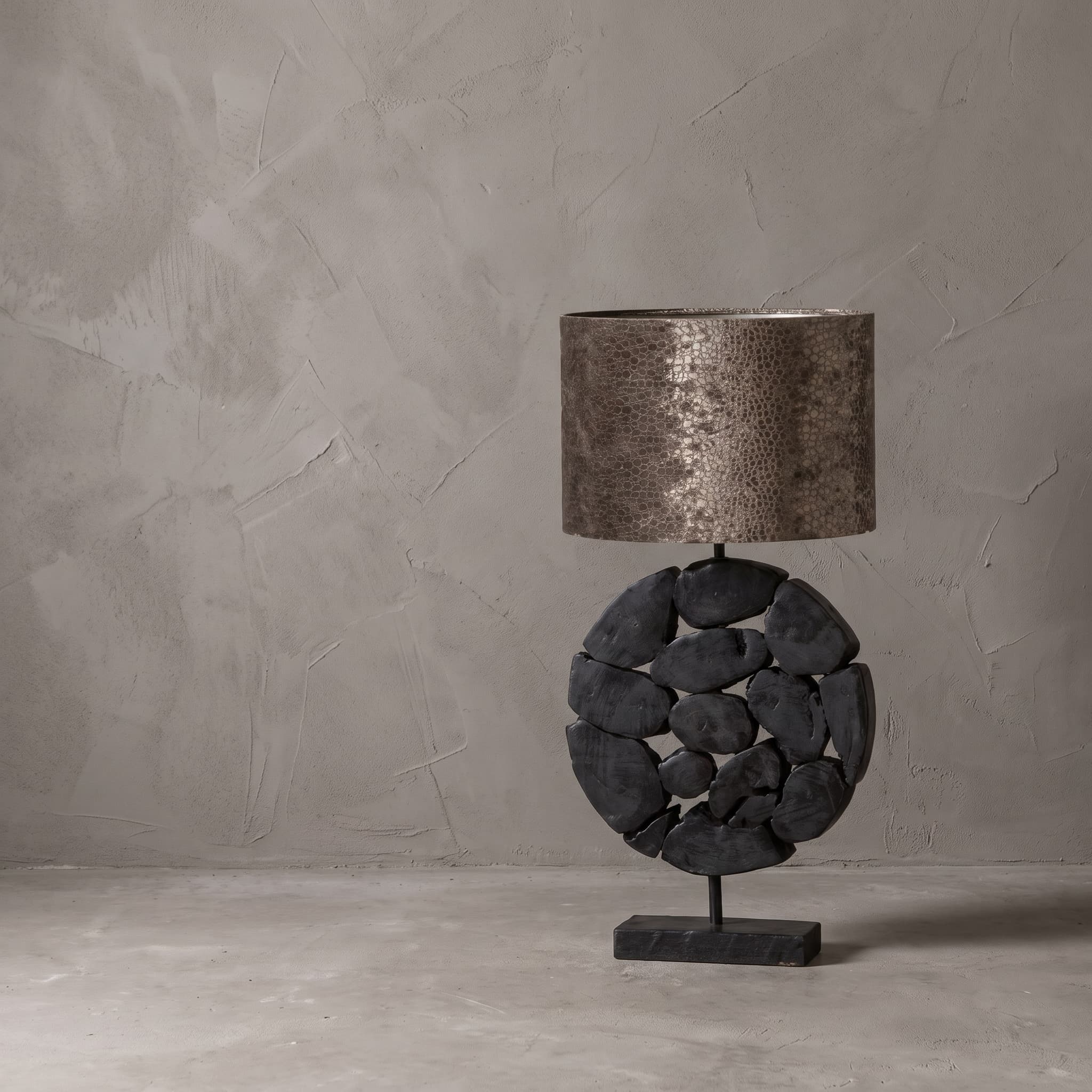 Lamp Bulat van teak met donkere afwerking, vooraanzicht van de ronde schijf van afgeronde stukken op een dunne staaf