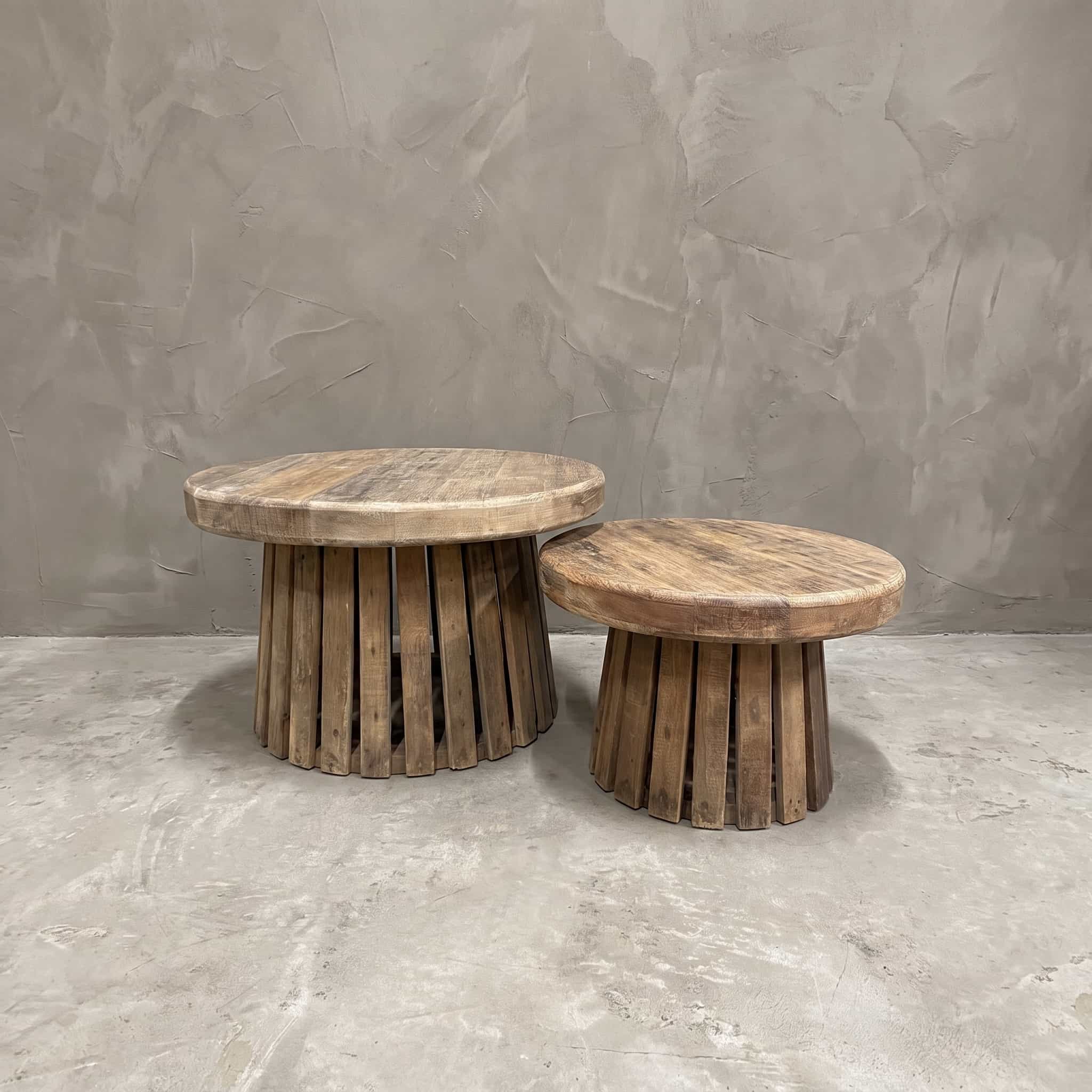 Salontafel Balok Kaki van gerecycled hardhout, set van 2, twee ronde tafels op voeten van staande latten