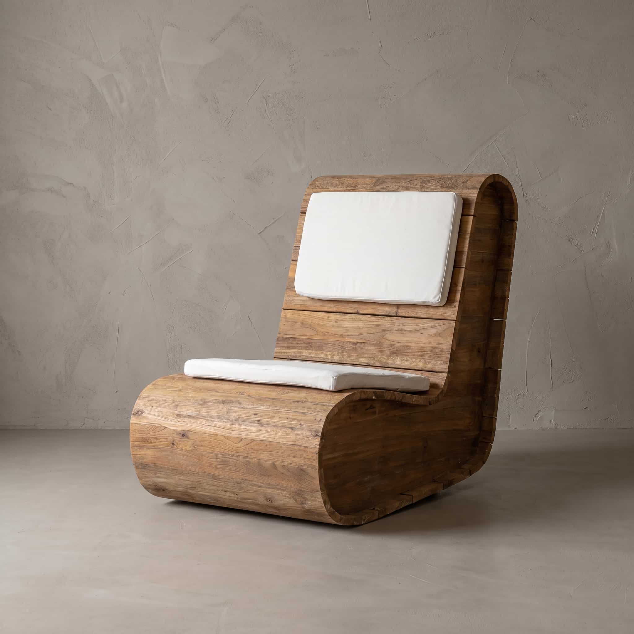 Loungestoel van teak, schuin vooraanzicht van de gebogen vorm van horizontale planken