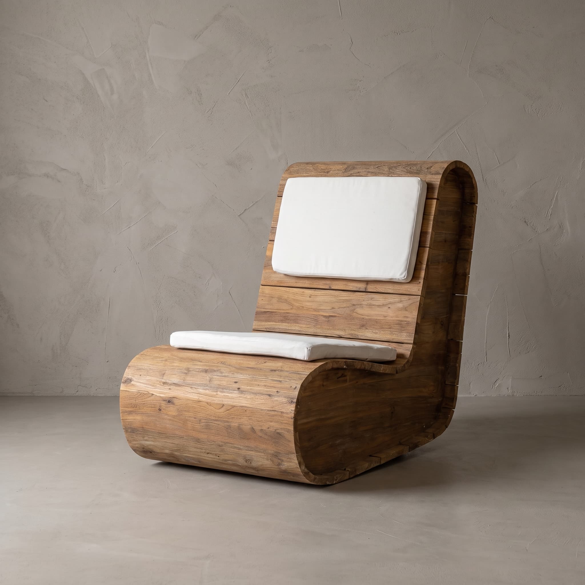 Loungestoel van teak, schuin vooraanzicht van de gebogen vorm van horizontale planken