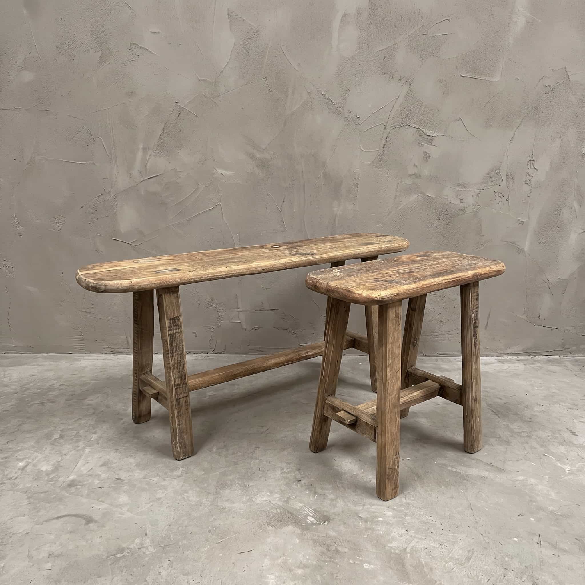 Bank School van gerecycled teak, ovaal, schuin vooraanzicht van banken uit de serie met ronde uiteinden