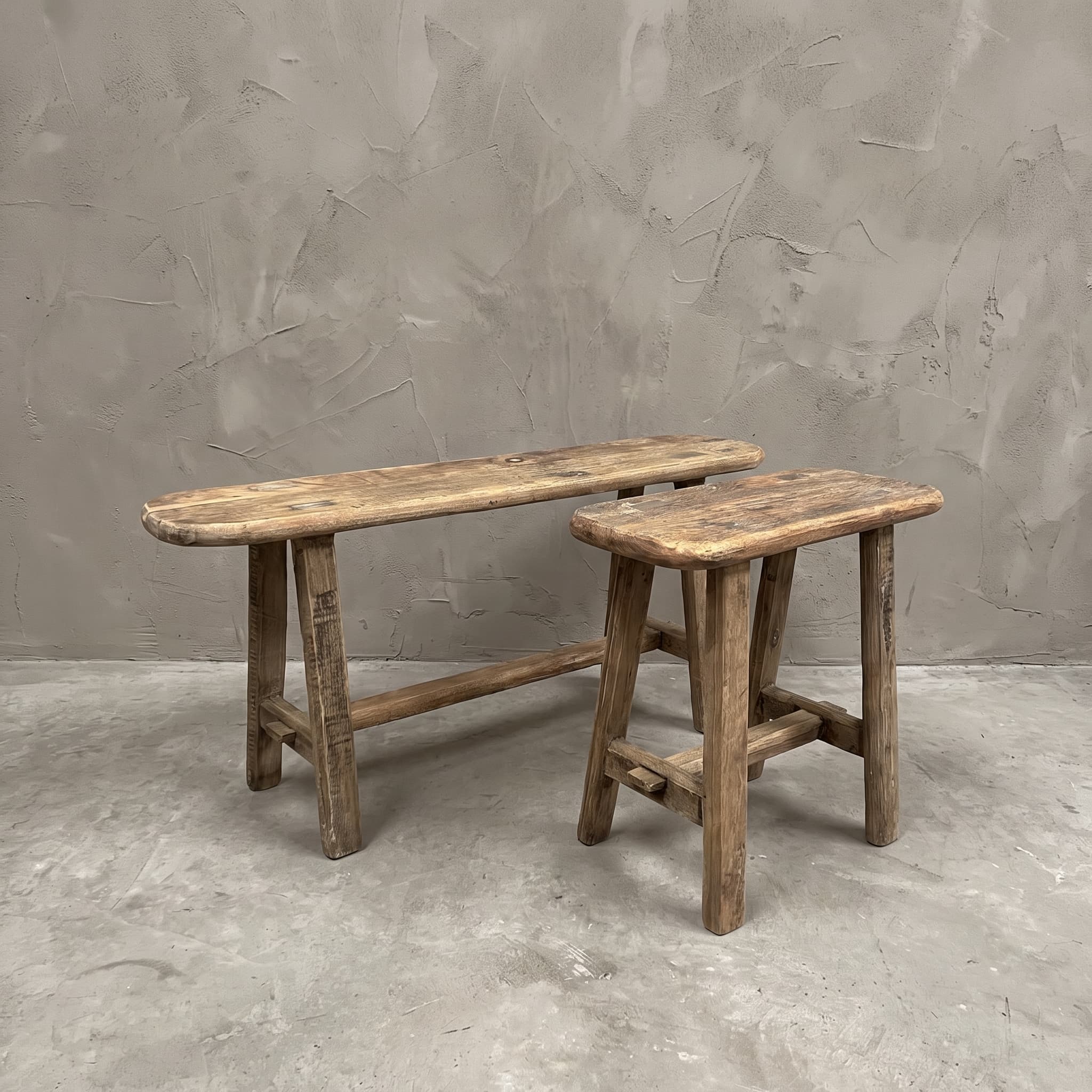 Bank School van gerecycled teak, ovaal, schuin vooraanzicht van banken uit de serie met ronde uiteinden