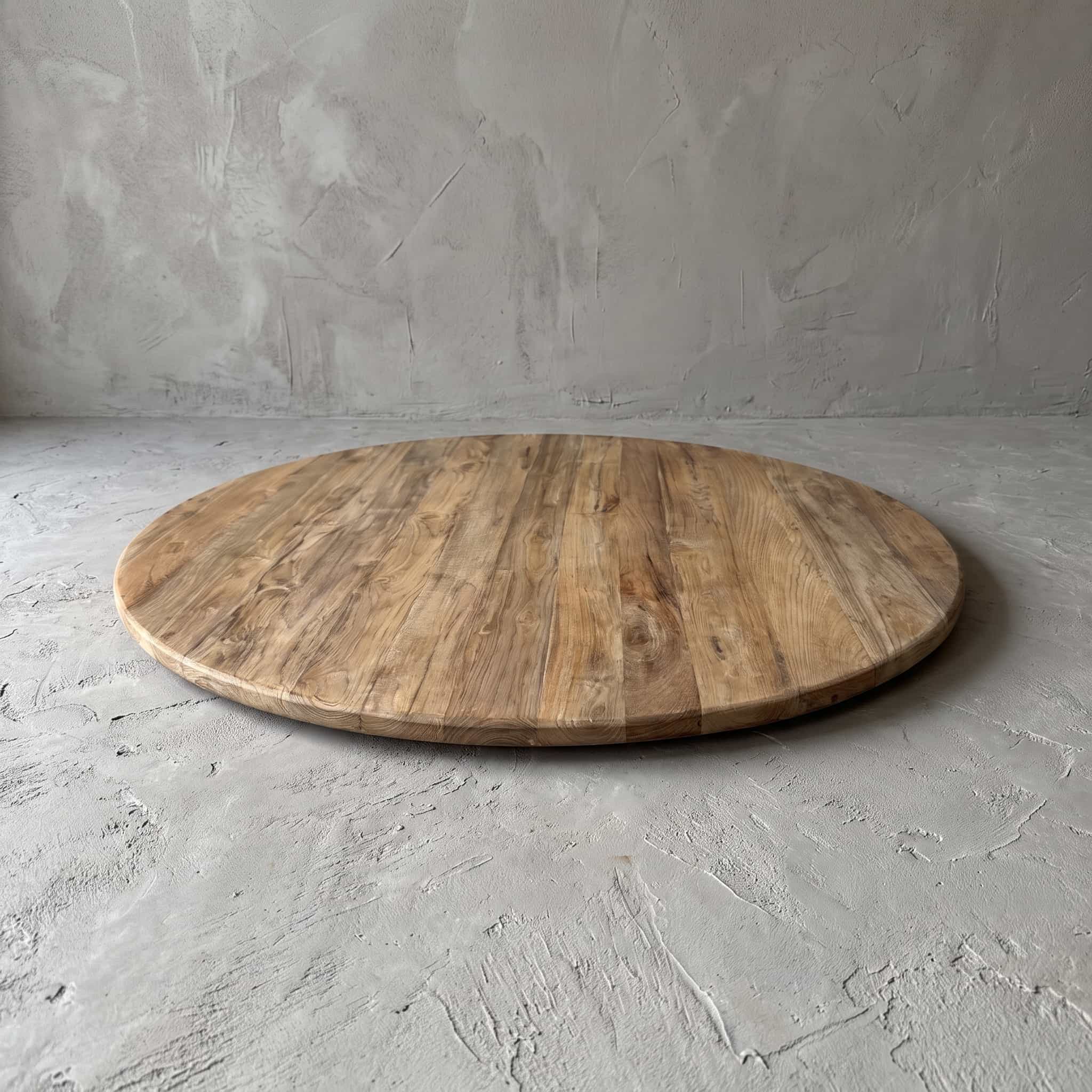 Tafelblad Donny van teak, rond, schuin van voren met planken in lichte en donkerdere tinten