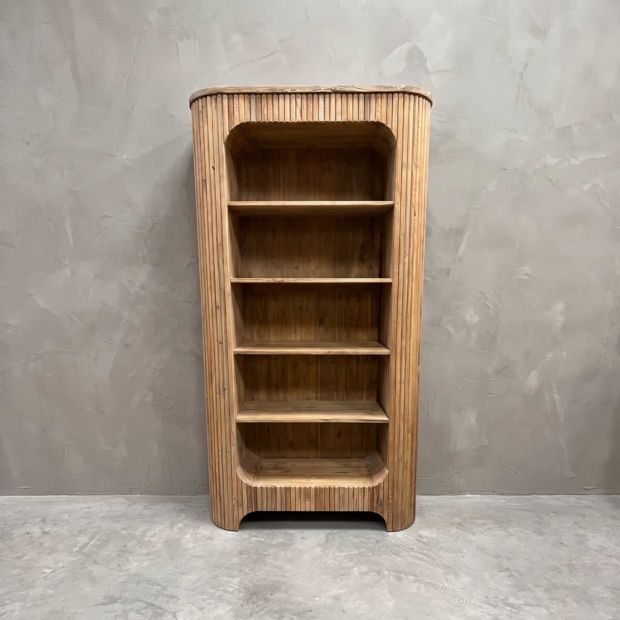 Boekenkast Rujen van gerecycled teak, vooraanzicht met vijf legplanken voor een achterwand van verticale planken